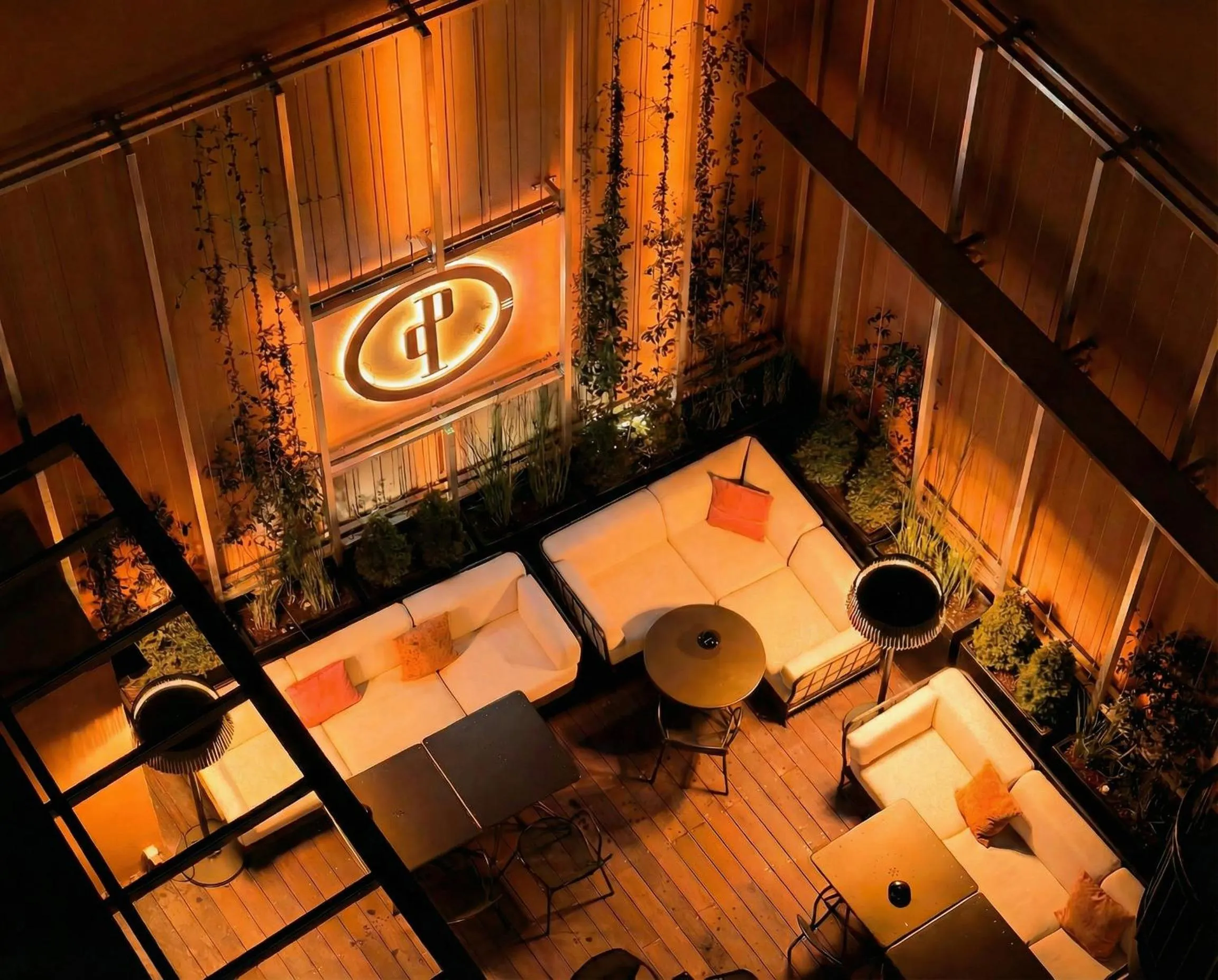 Patio, Bed in Perpetual Elysée Montaigne