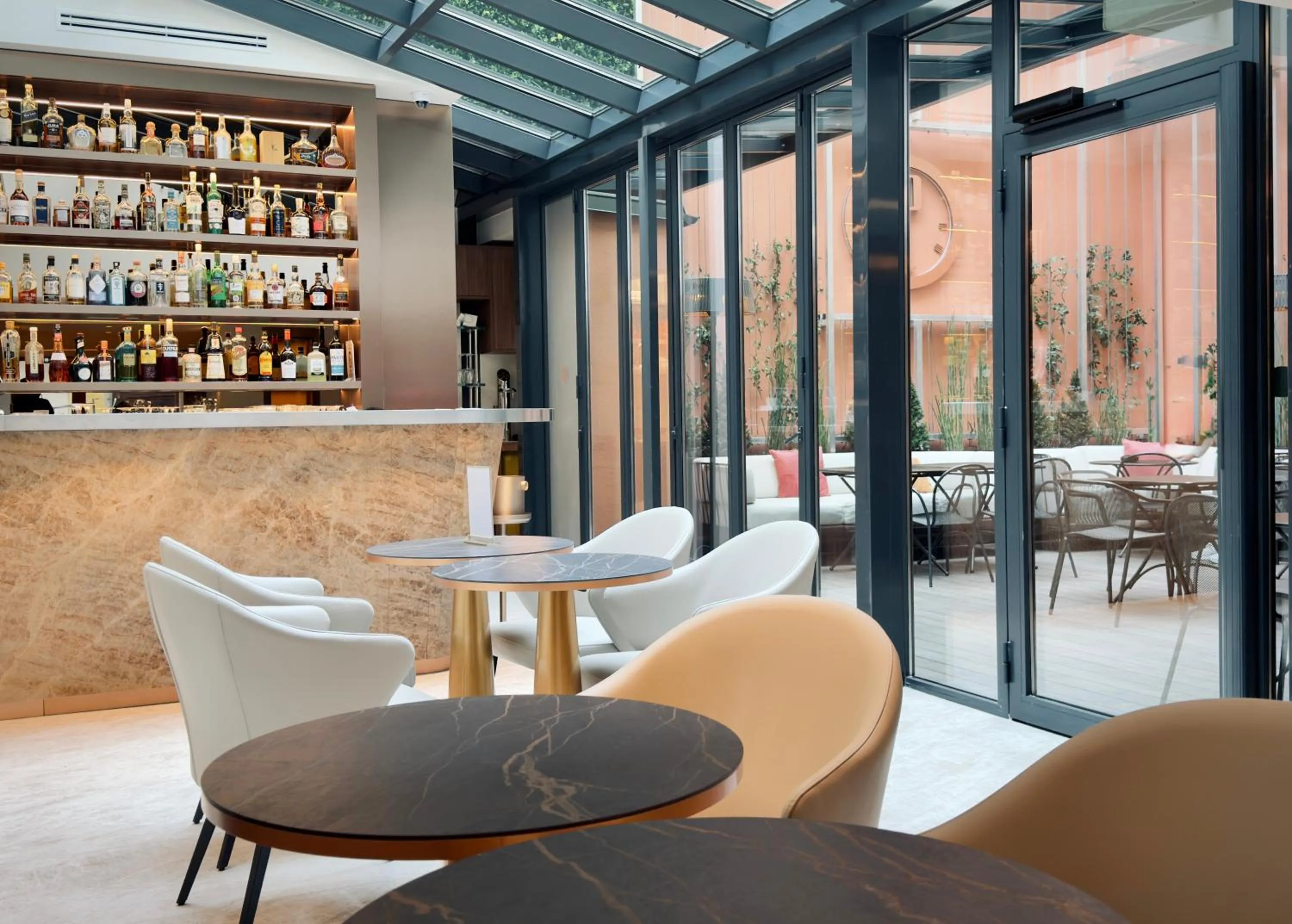 Patio in Perpetual Elysée Montaigne