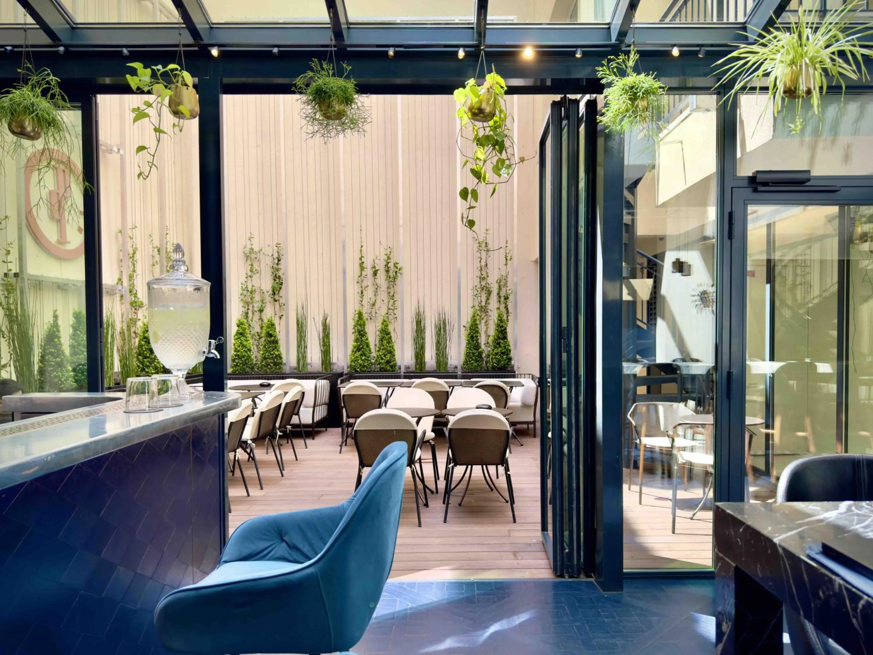 Patio in Perpetual Elysée Montaigne