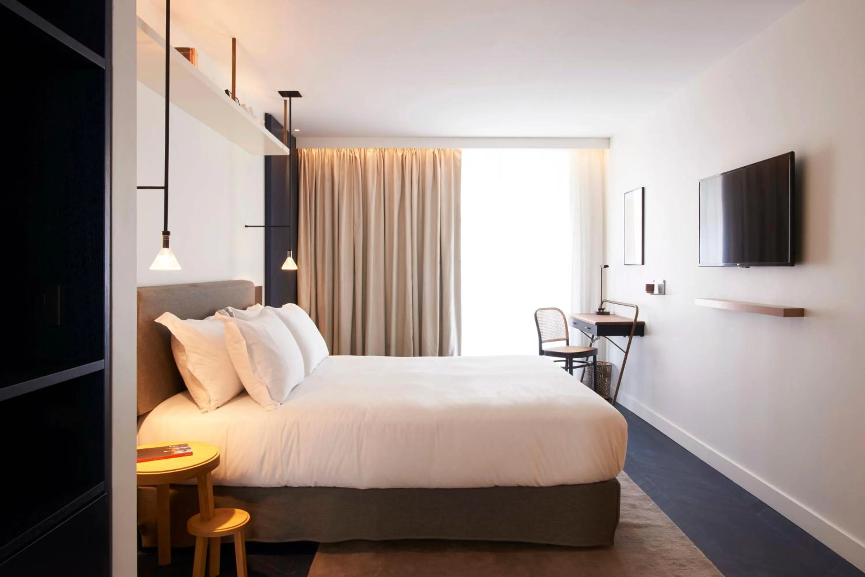 Bedroom in Perpetual Elysée Montaigne