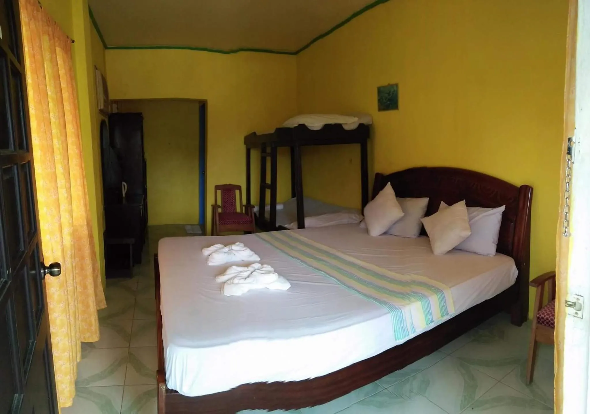 Queen Room with Balcony in Guanna's Place Rooms & Restaurant