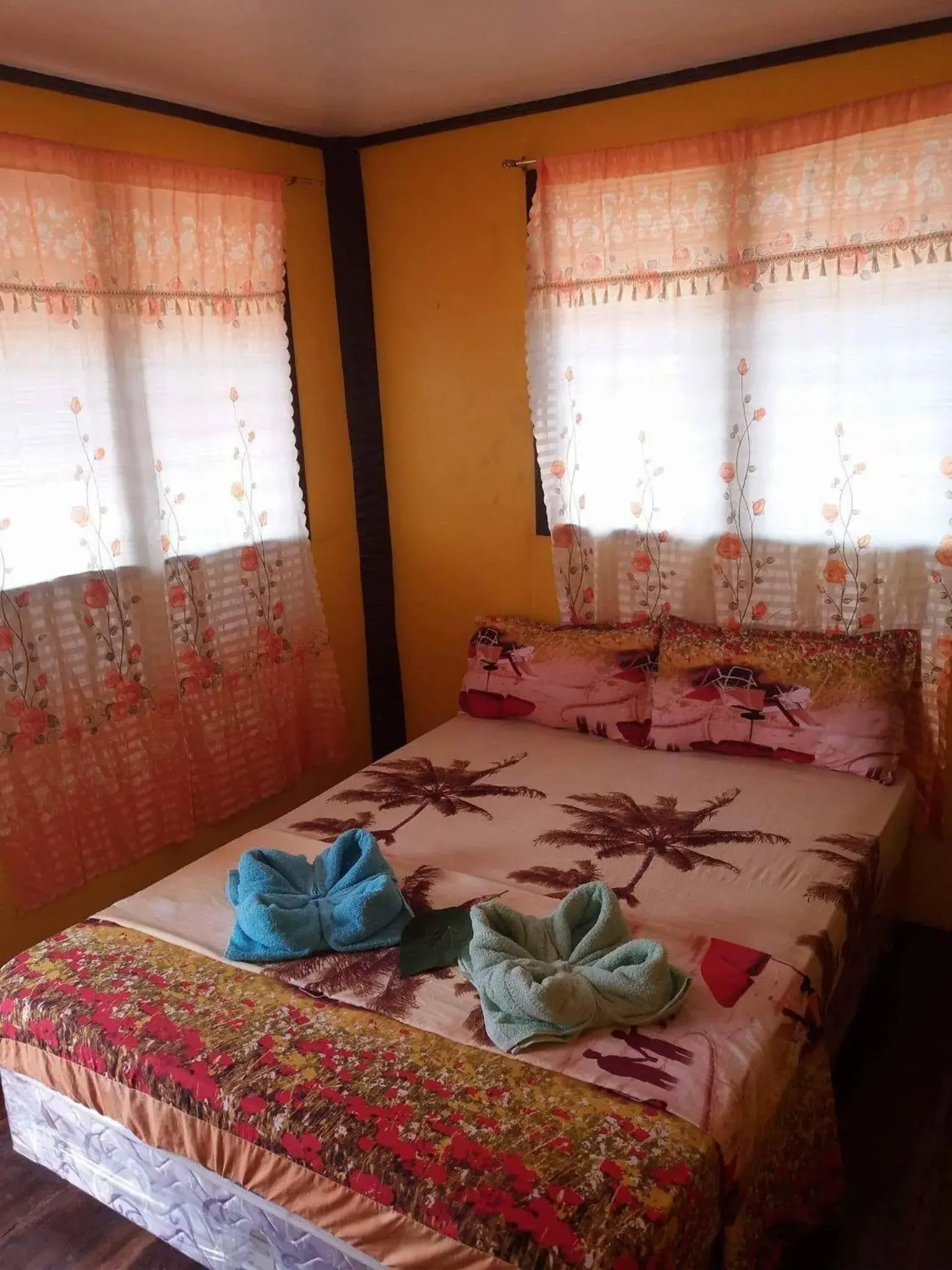 Standard Double Room with Fan in Guanna's Place Rooms & Restaurant Standard Double Room with Fan in Guanna's Place Rooms & Restaurant