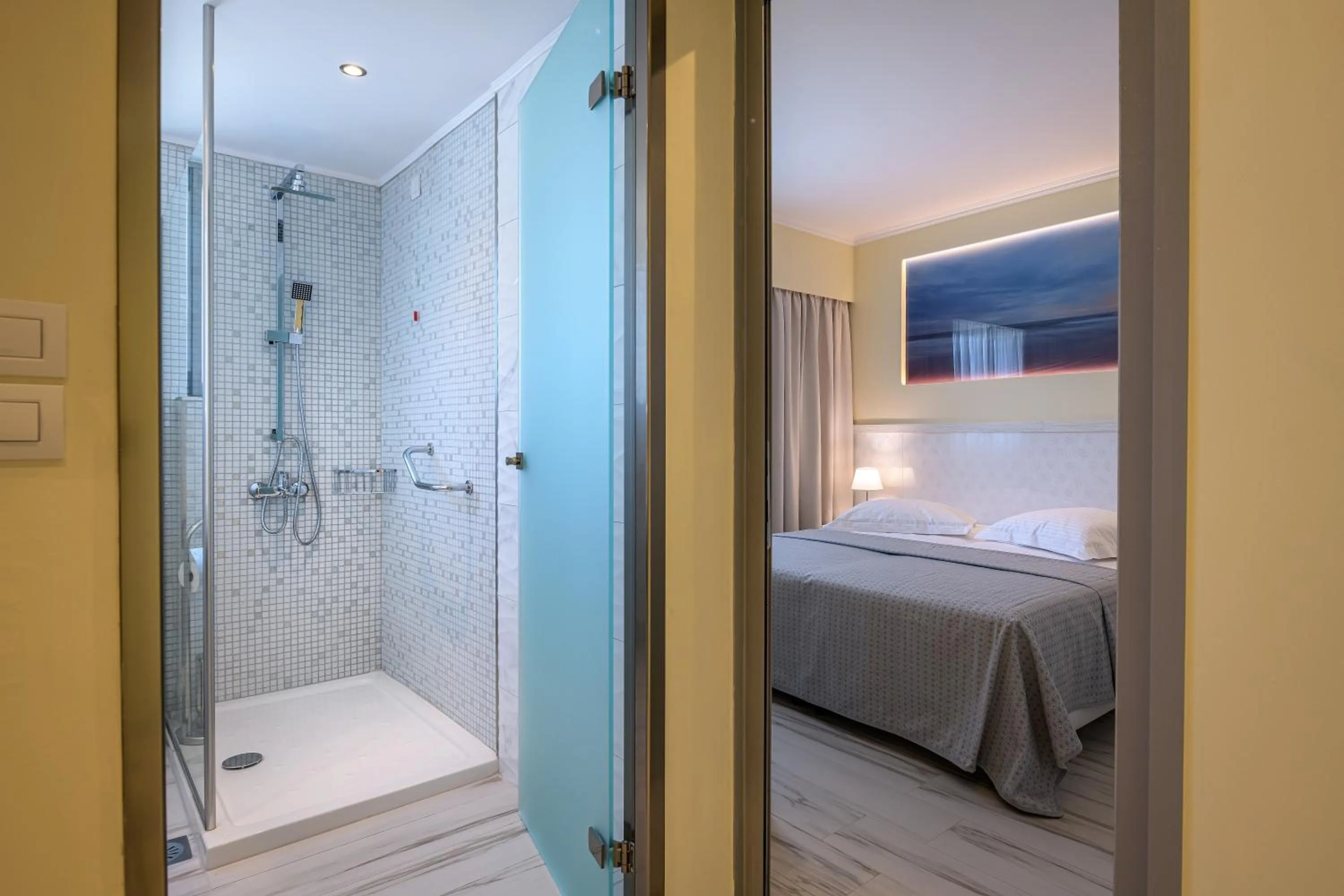 Bathroom, Bed in Alexandra Hotel&Apartments