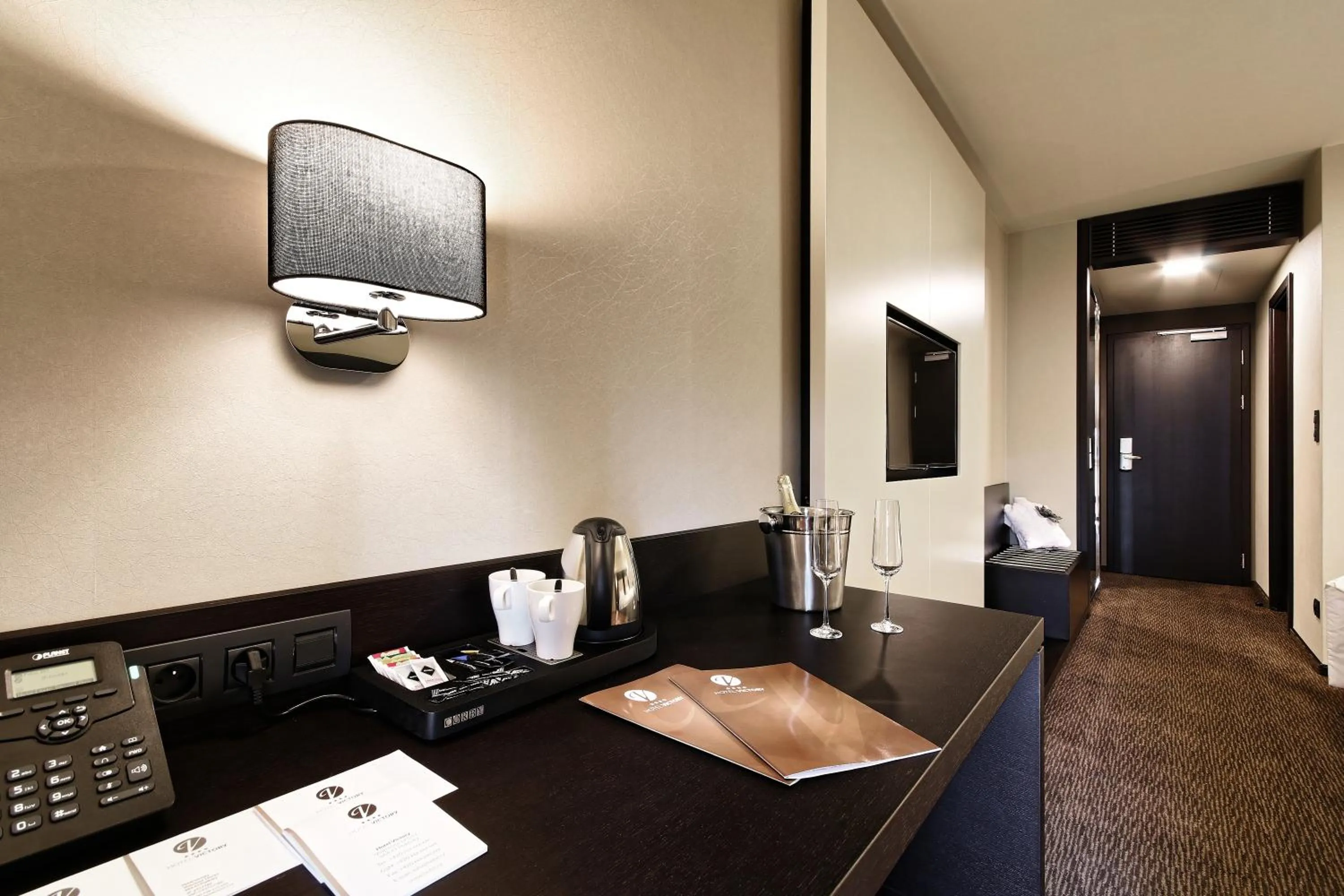 Coffee/tea facilities, Bed in Hotel Victory