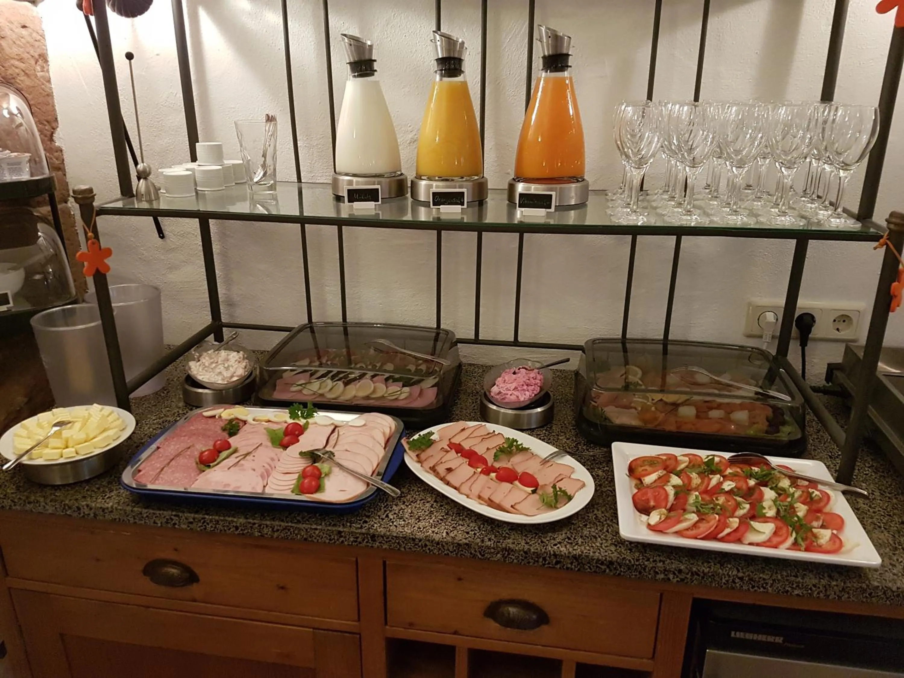 Buffet breakfast in Alter Winzerhof Weisenheim am Berg e.K.