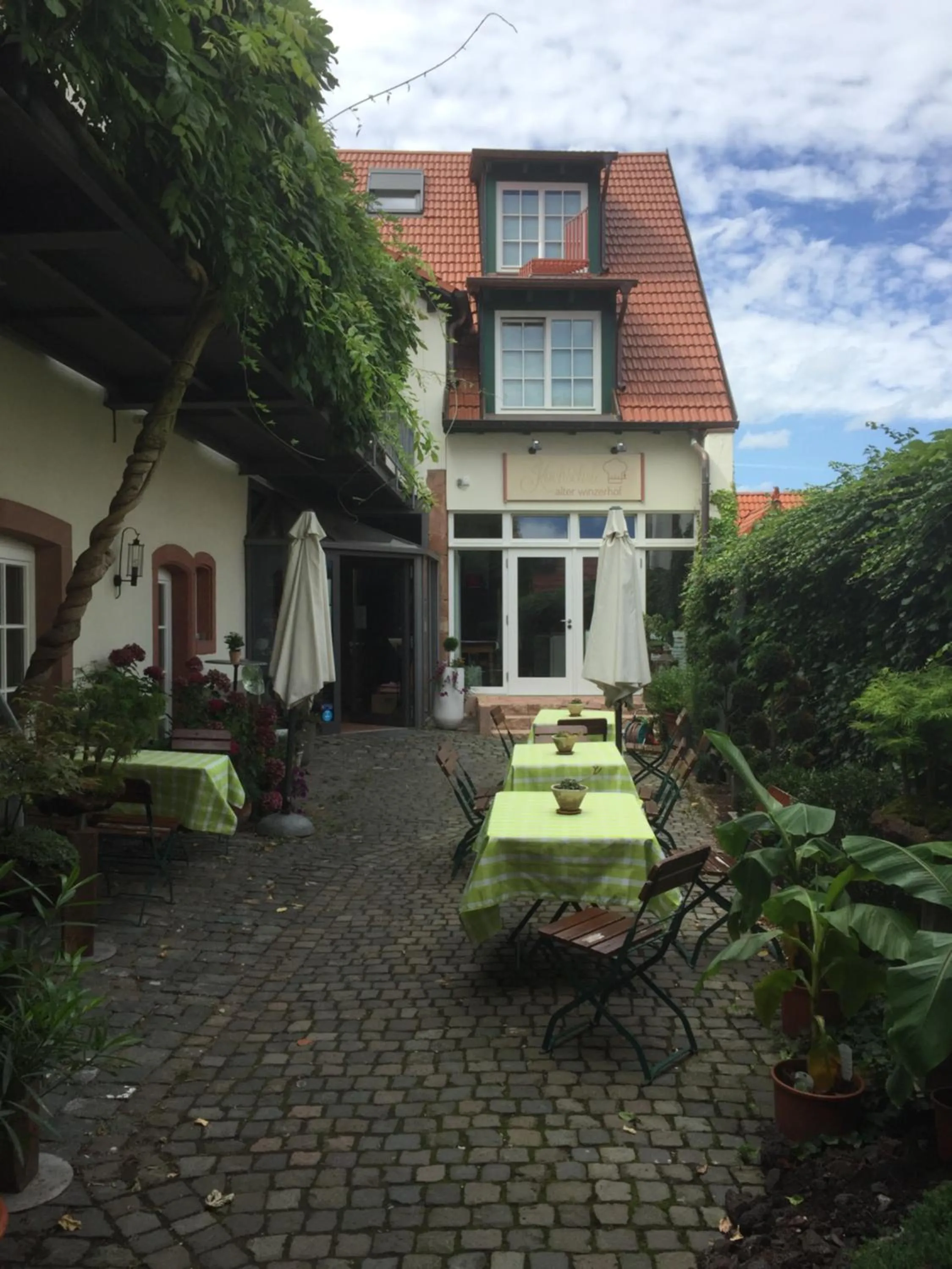 Facade/entrance in Alter Winzerhof Weisenheim am Berg e.K.