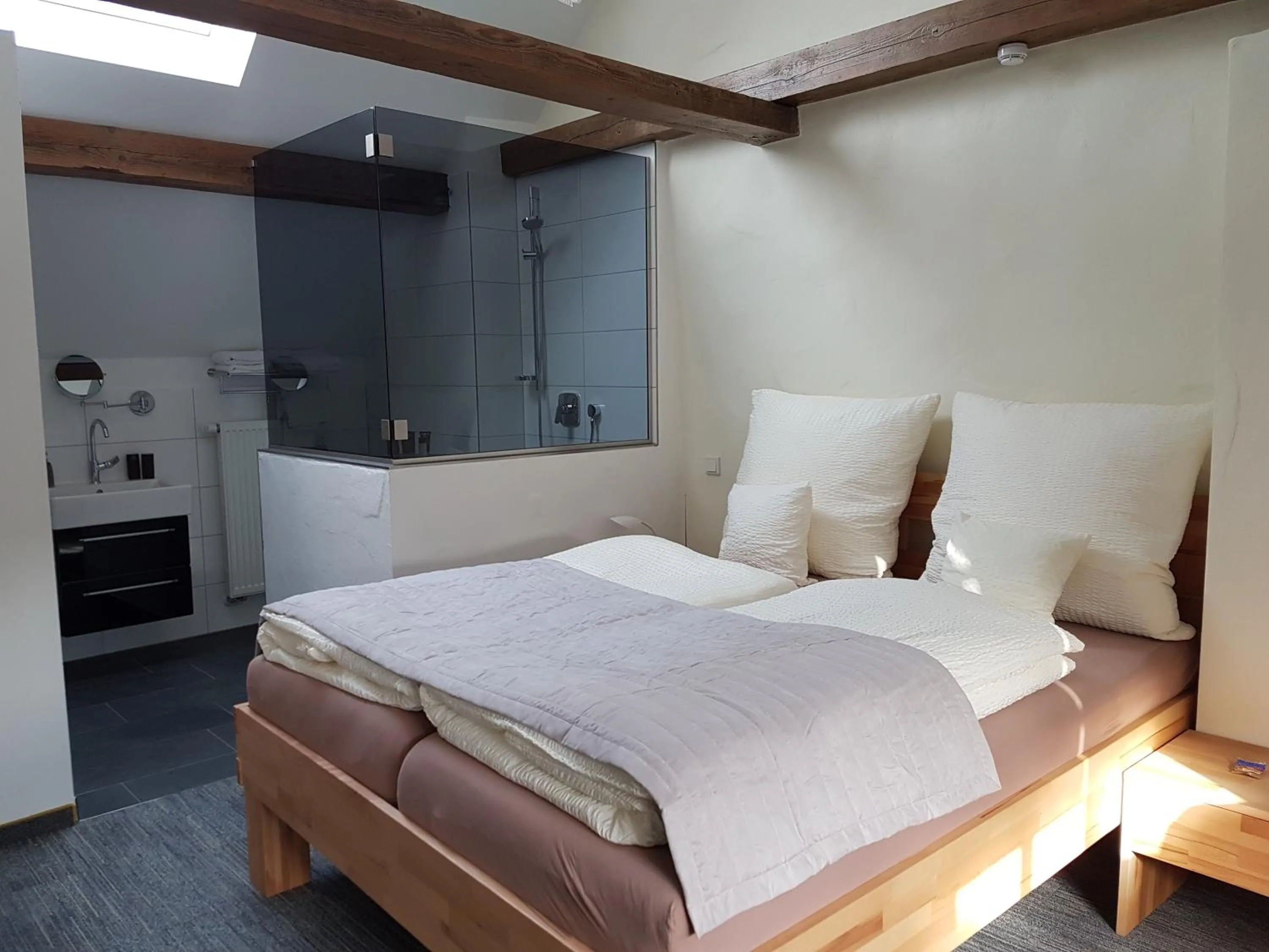 Photo of the whole room, Bed in Alter Winzerhof Weisenheim am Berg e.K.