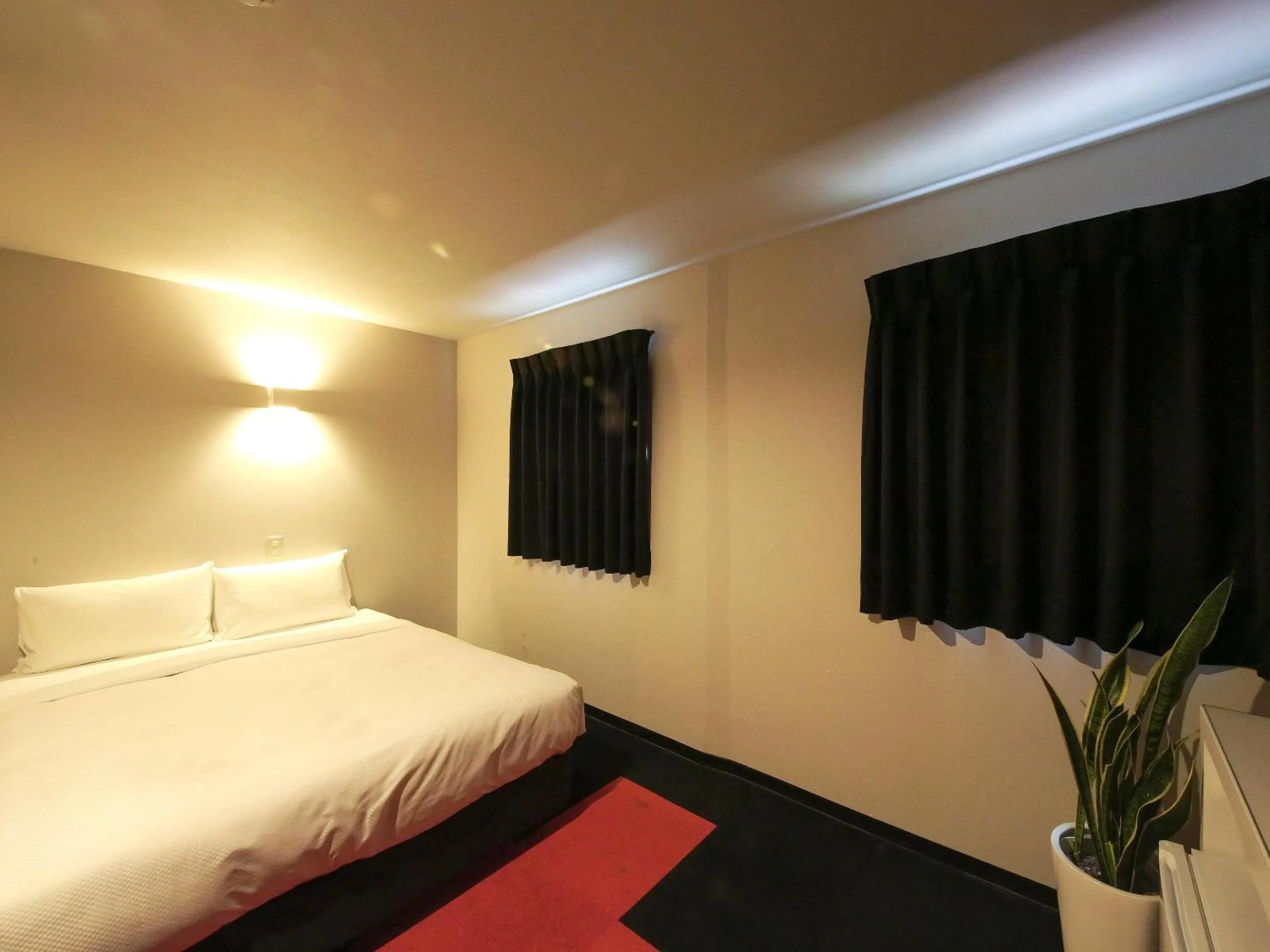 Bed, TV/Entertainment Center in Art Inn Namba