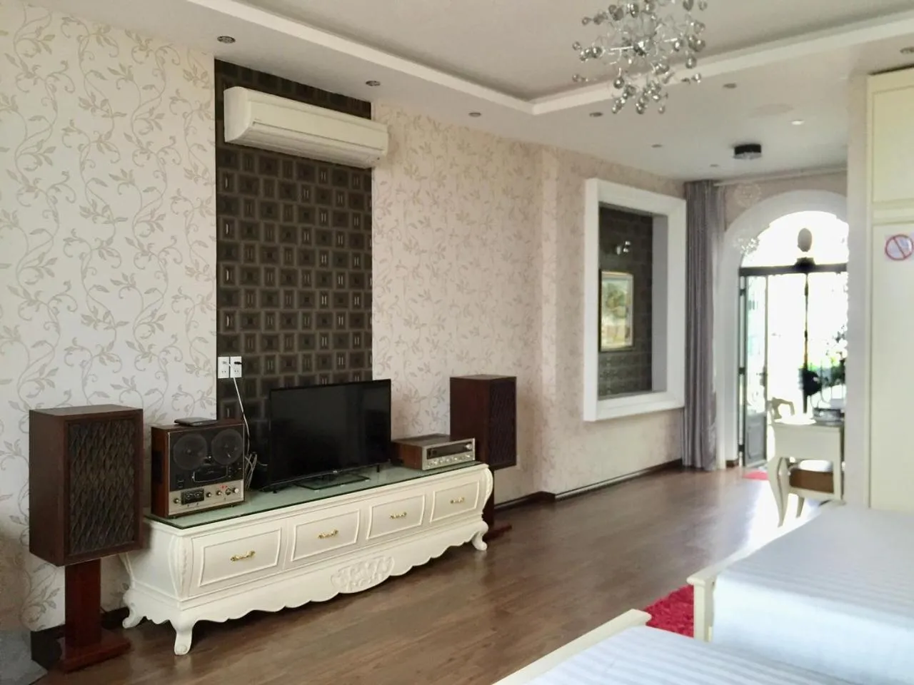 Communal lounge/ TV room, Bed in Bideco Hotel