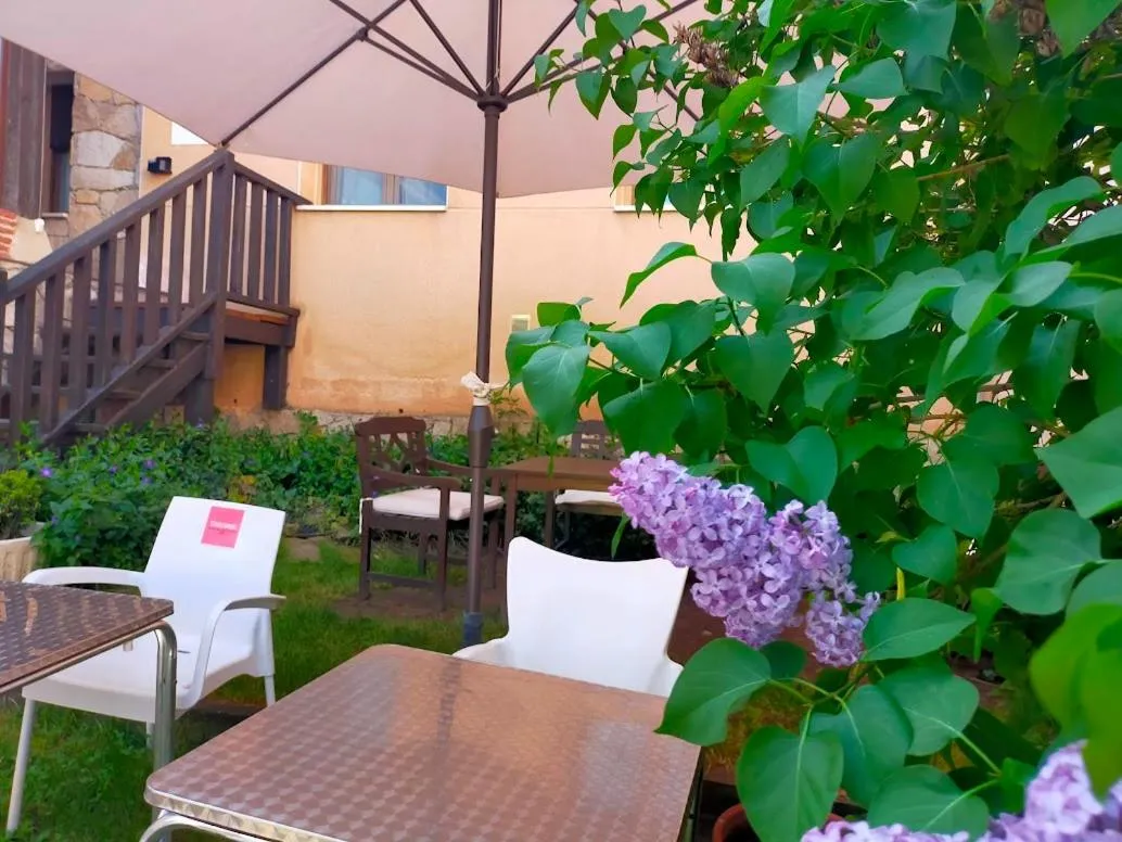 Garden view in Hotel Rural El Yantar de Gredos