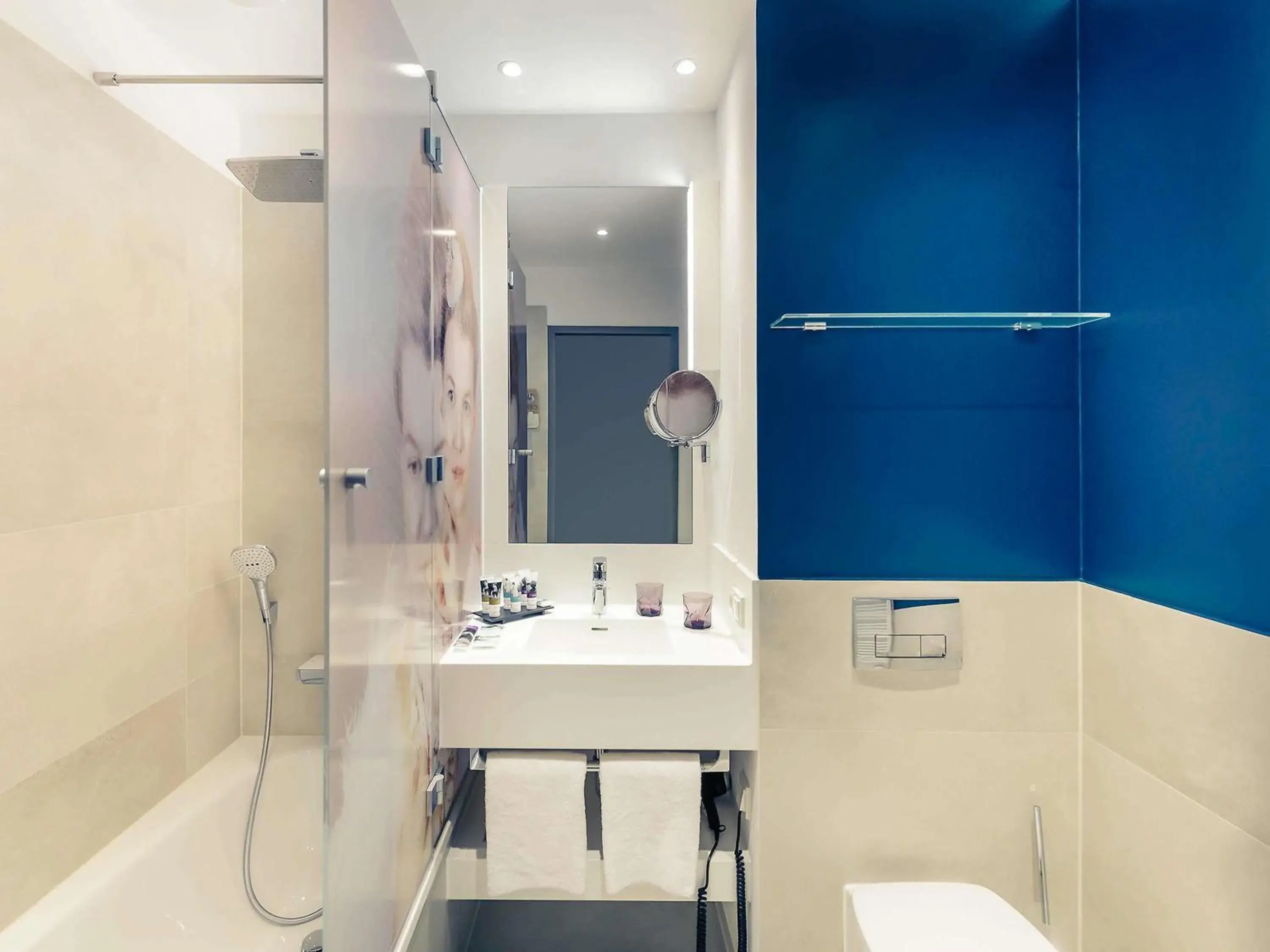 Bedroom in MERCURE Hotel Berlin Wittenbergplatz Bedroom in MERCURE Hotel Berlin Wittenbergplatz