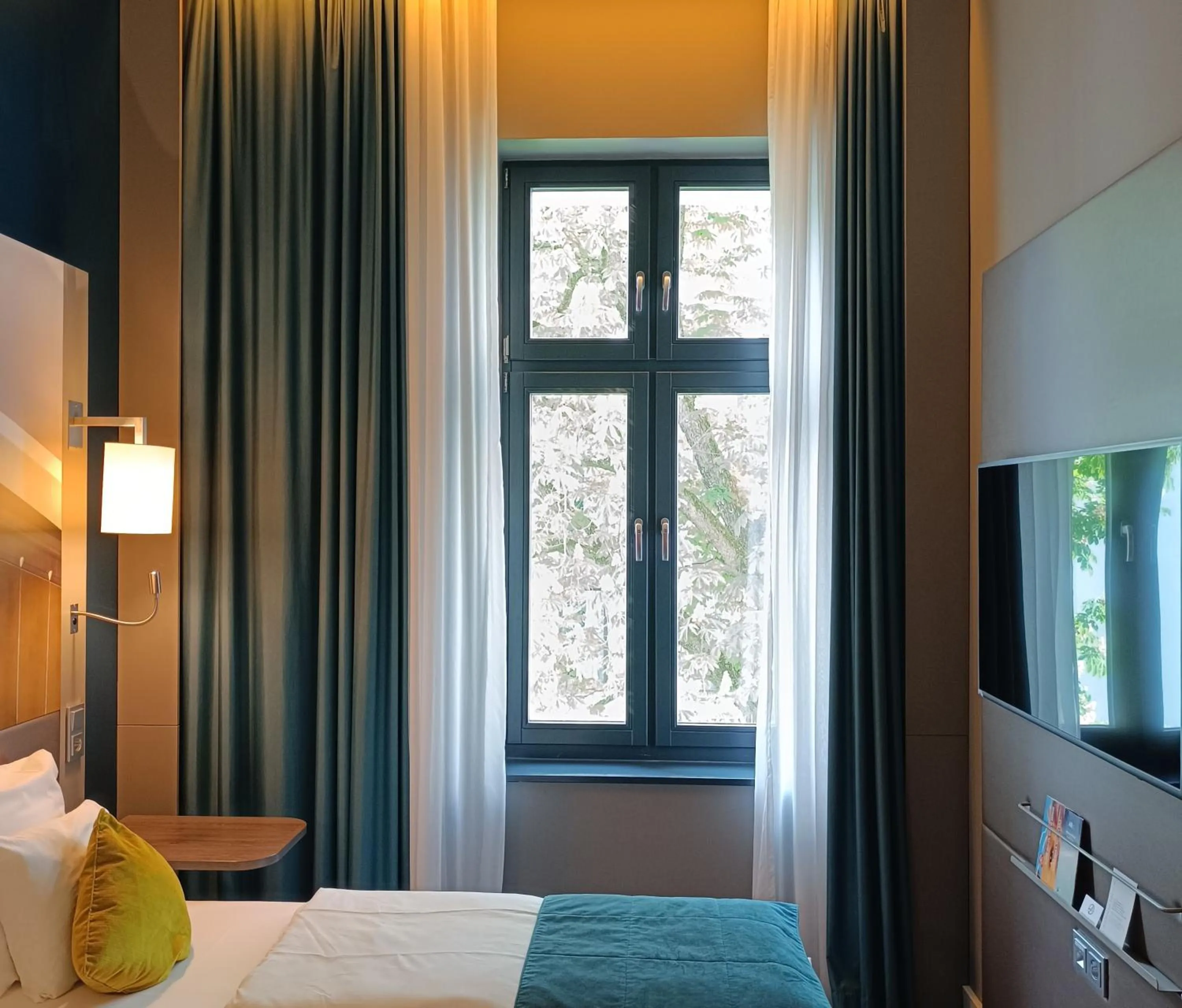 View (from property/room), Bed in MERCURE Hotel Berlin Wittenbergplatz