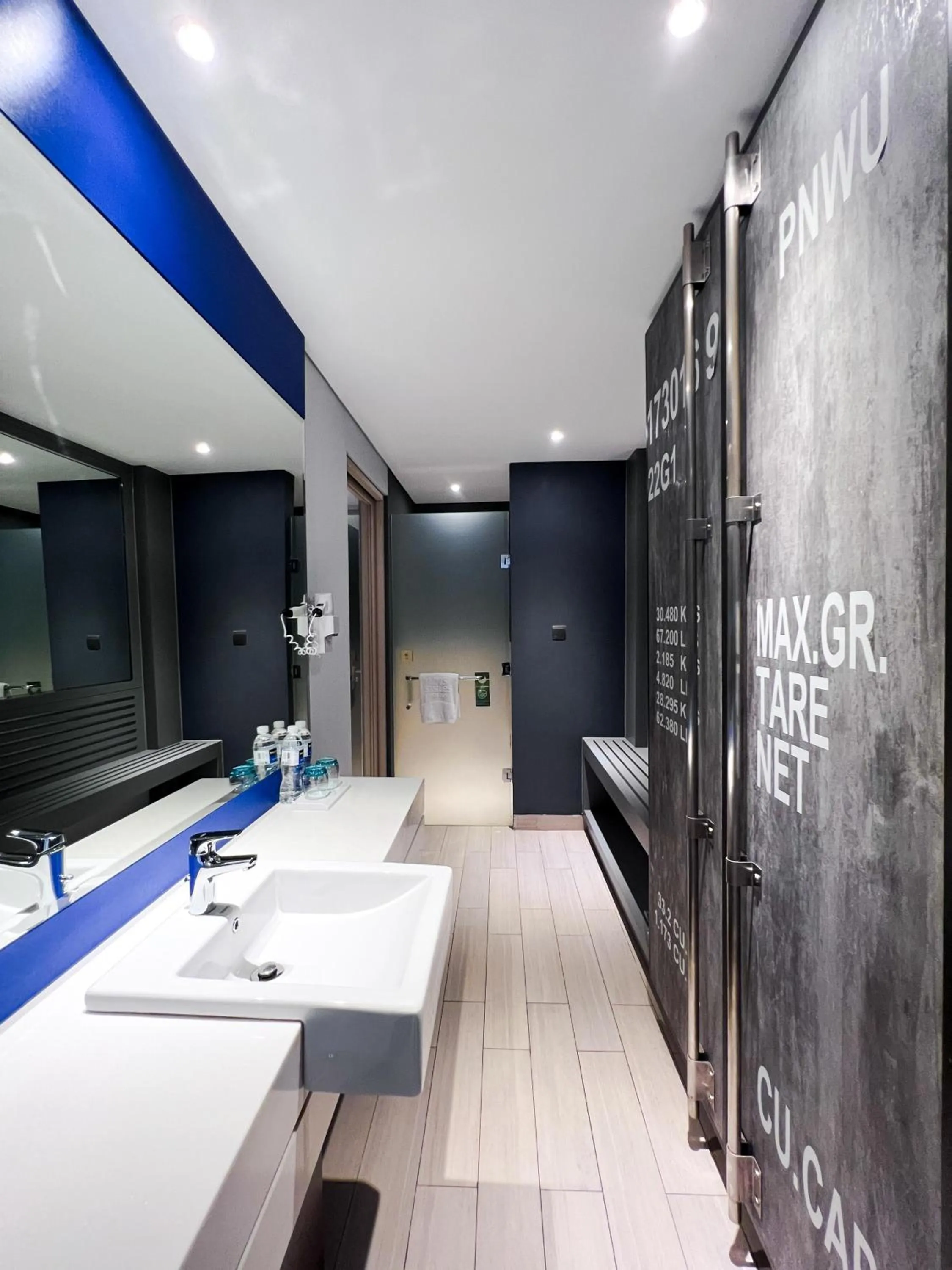 Toilet in ibis Styles Batam Nagoya