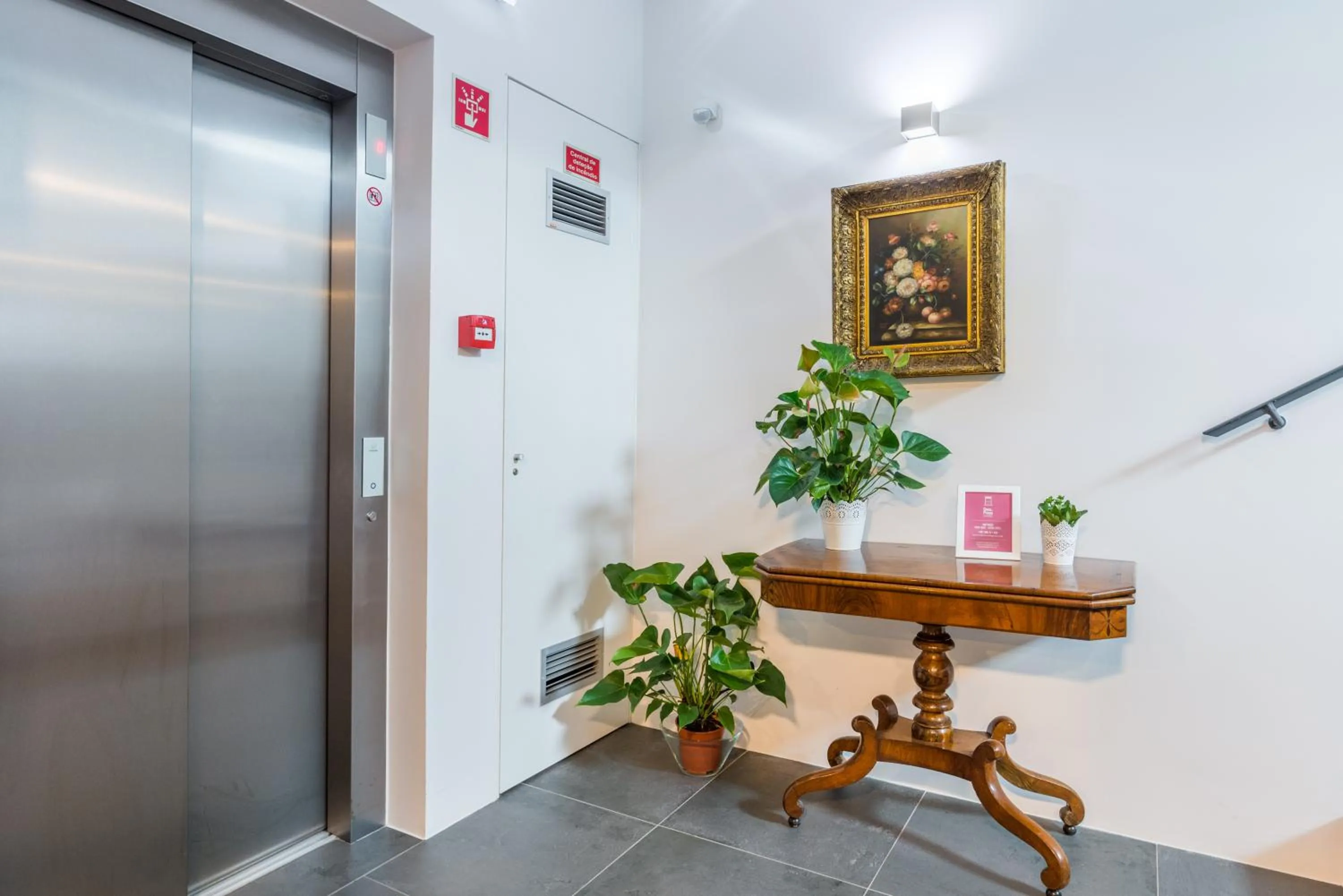 Property building in Casa da Praça Apartments - by Casas na Ilha