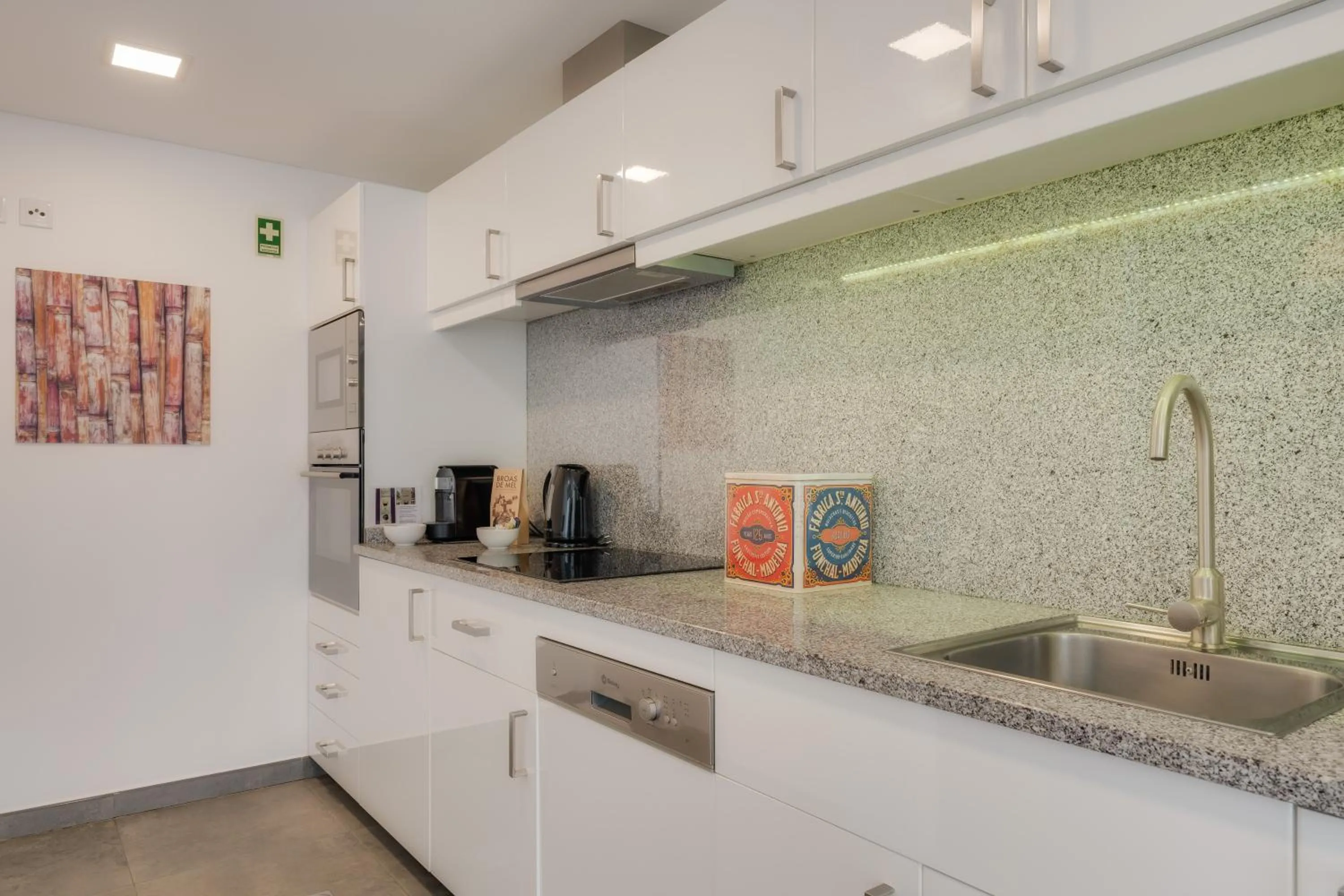 Kitchen or kitchenette in Casa da Praça Apartments - by Casas na Ilha