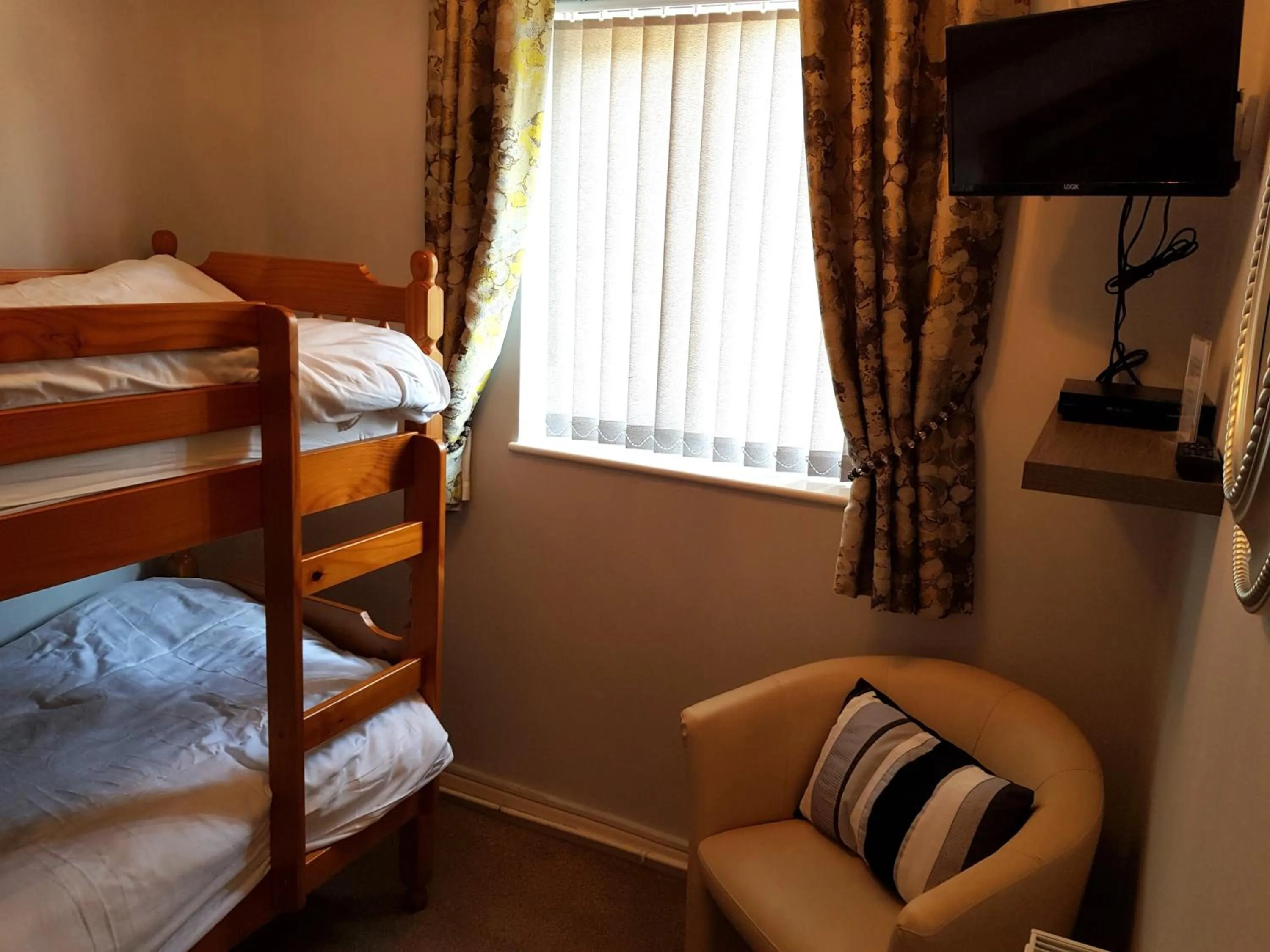 TV and multimedia, Bunk Bed in Barclay Court Guest House