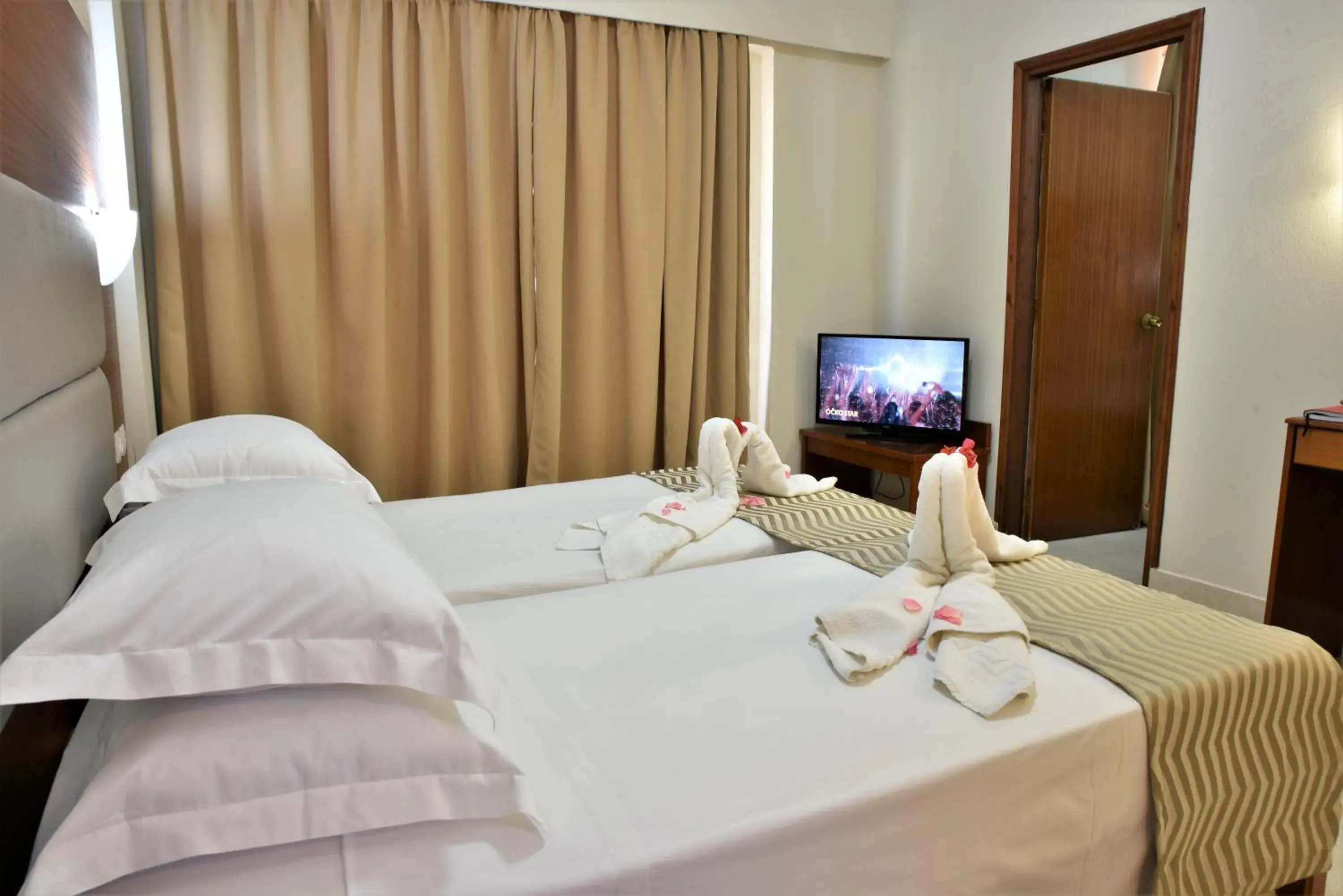 Bed in Marathon Hotel - All Inclusive Bed in Marathon Hotel - All Inclusive