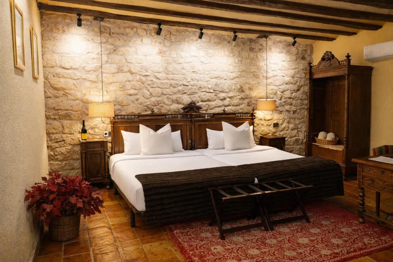 Photo of the whole room, Bed in Posada Mayor de Migueloa