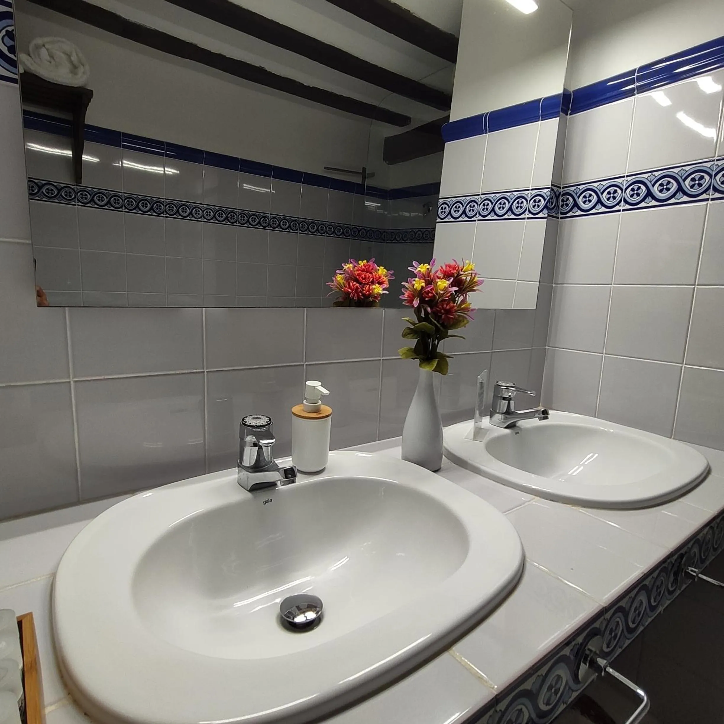 Bathroom in Posada Mayor de Migueloa