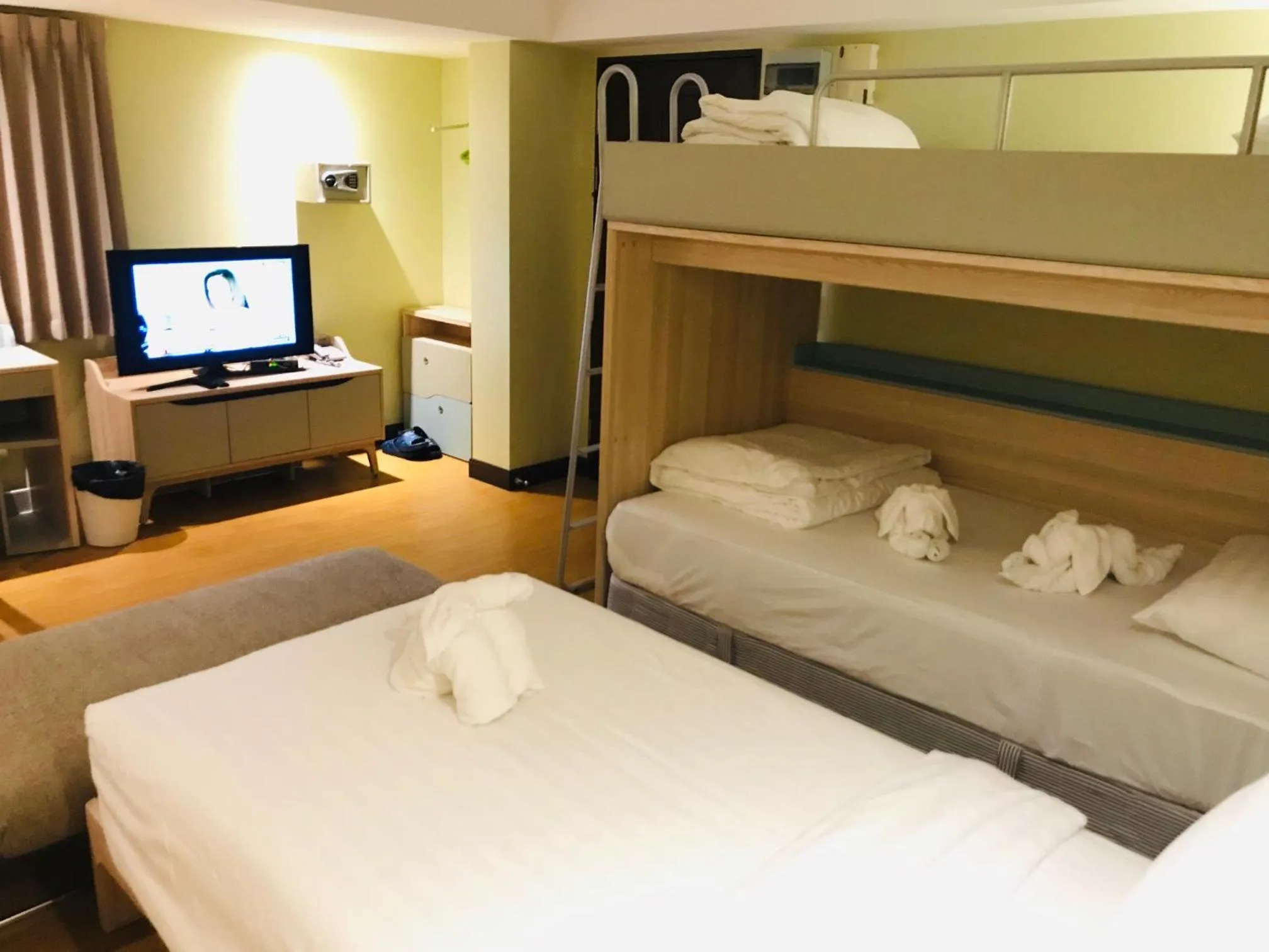 Photo of the whole room, Bed in Baan Sang Singh