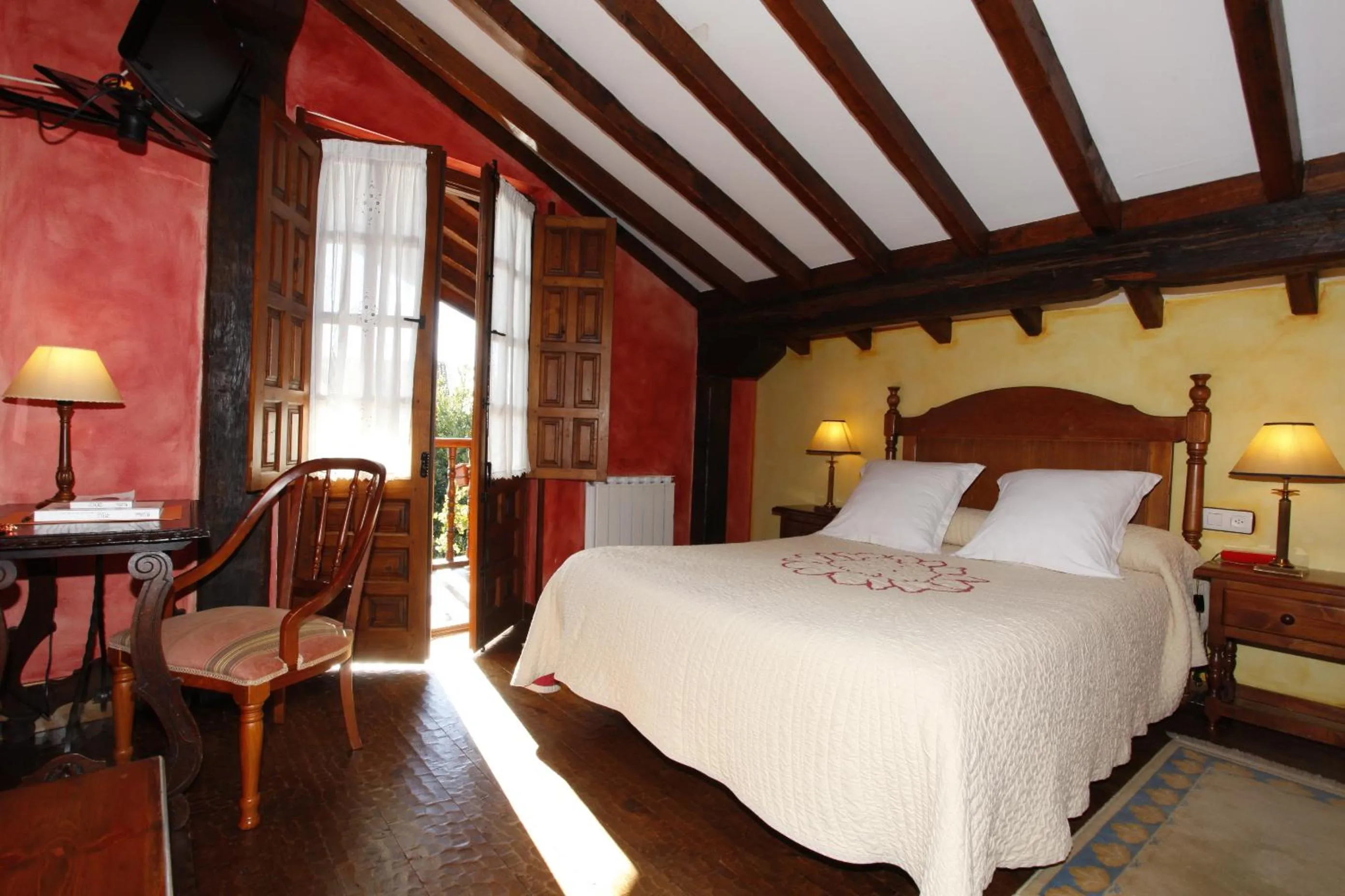 Photo of the whole room, Bed in La Casa del Organista
