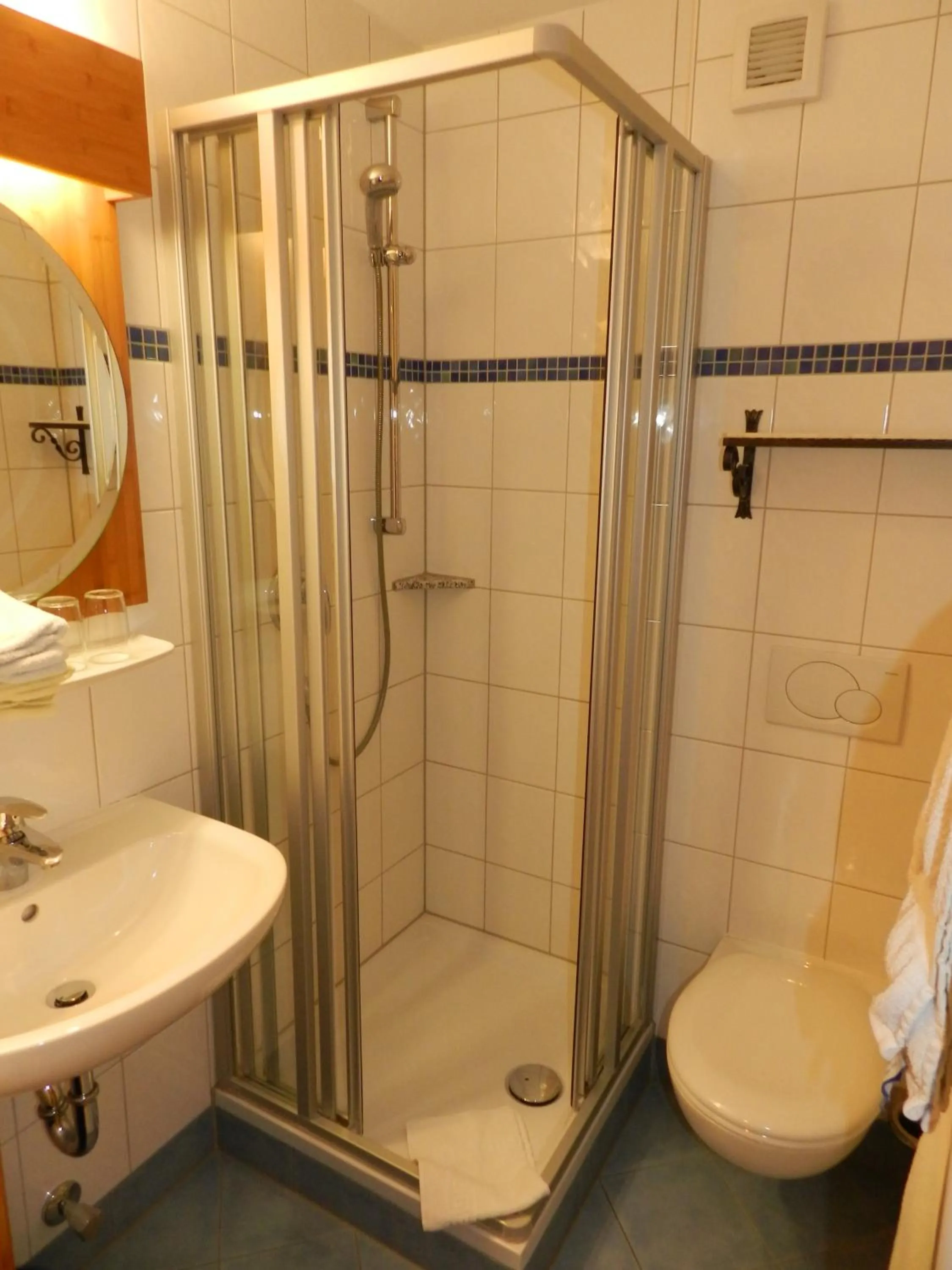 Shower in Gasthaus-Pension Zum Kreuz
