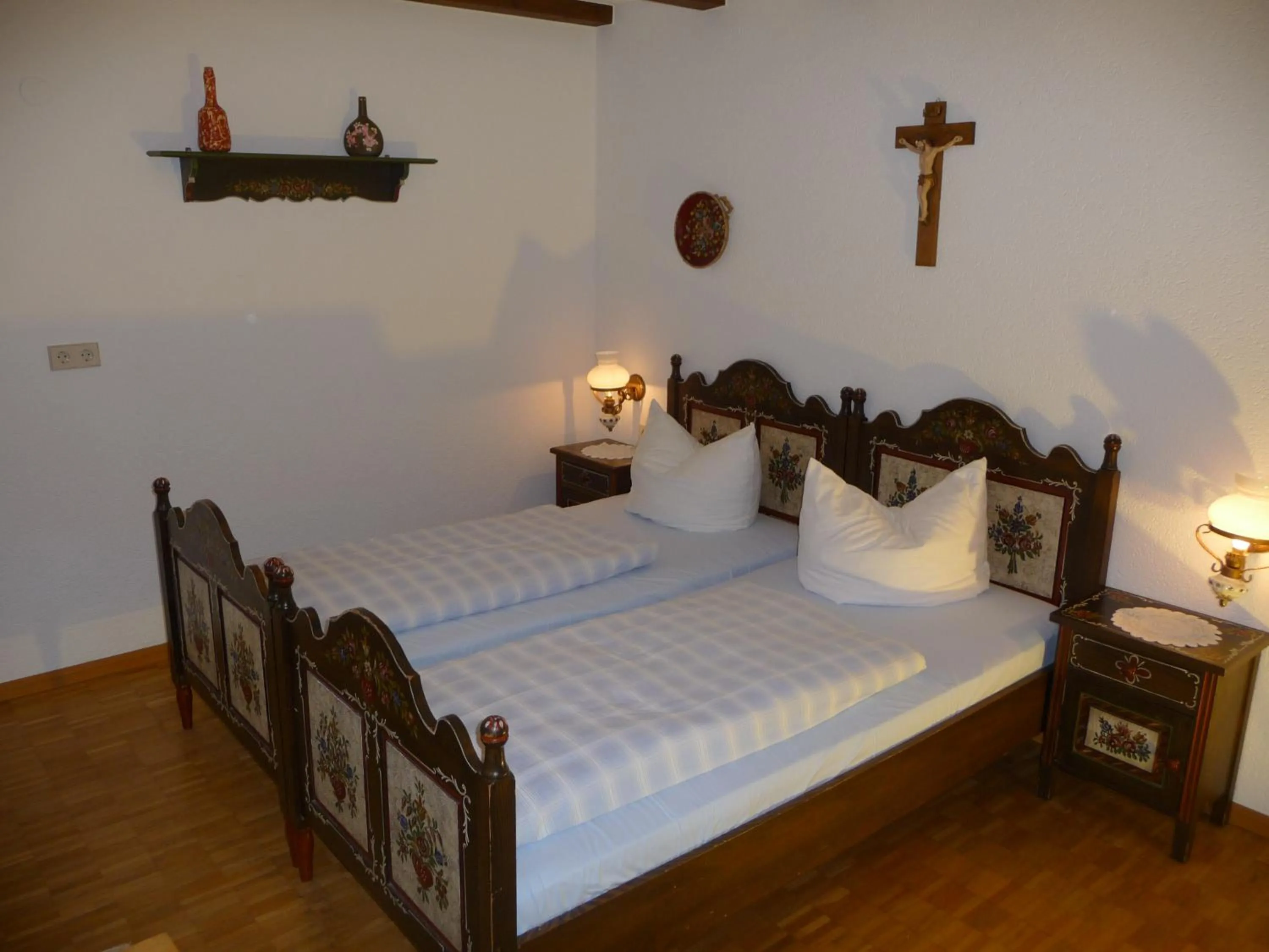 Bed in Gasthaus-Pension Zum Kreuz