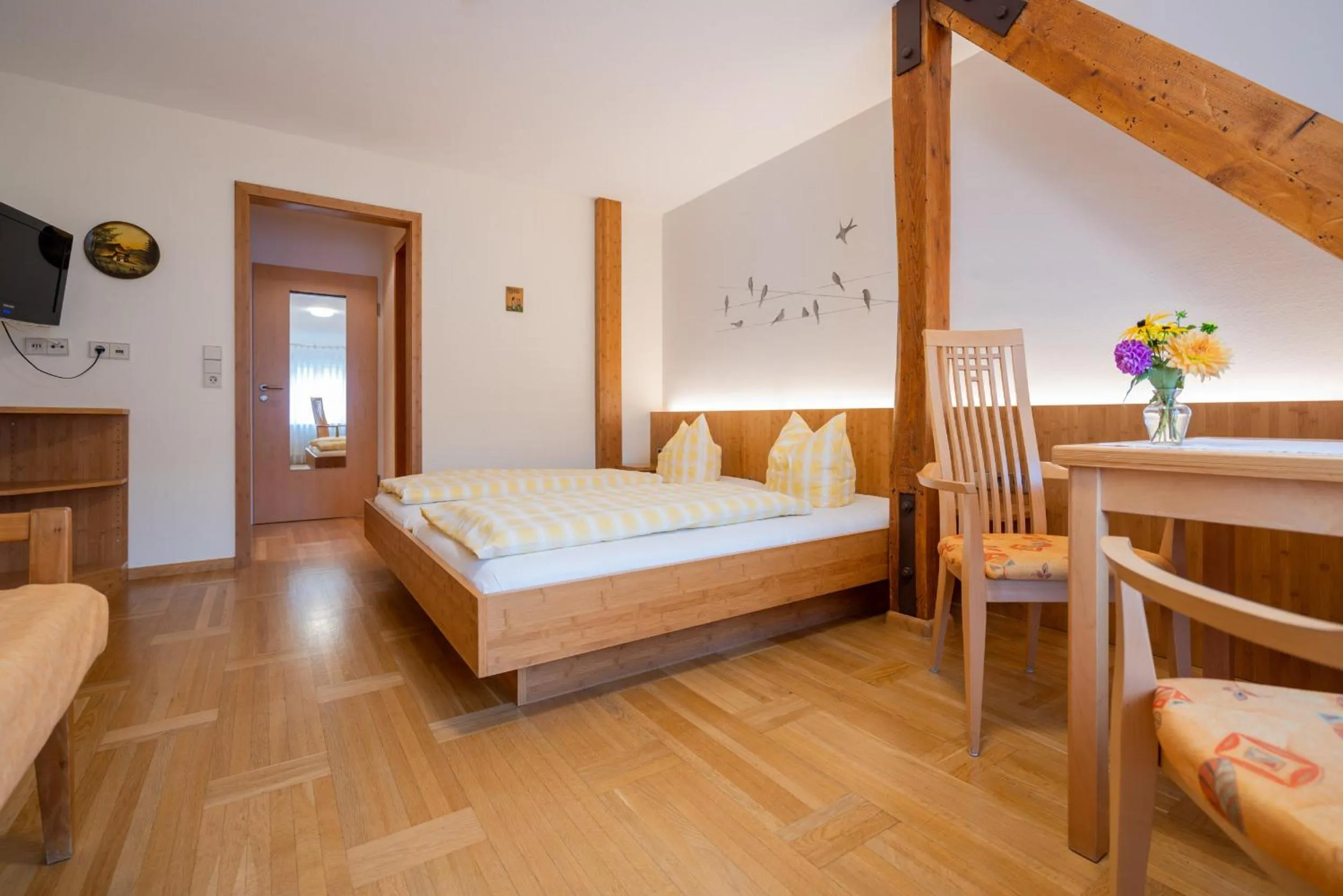 Photo of the whole room, Bed in Gasthaus-Pension Zum Kreuz