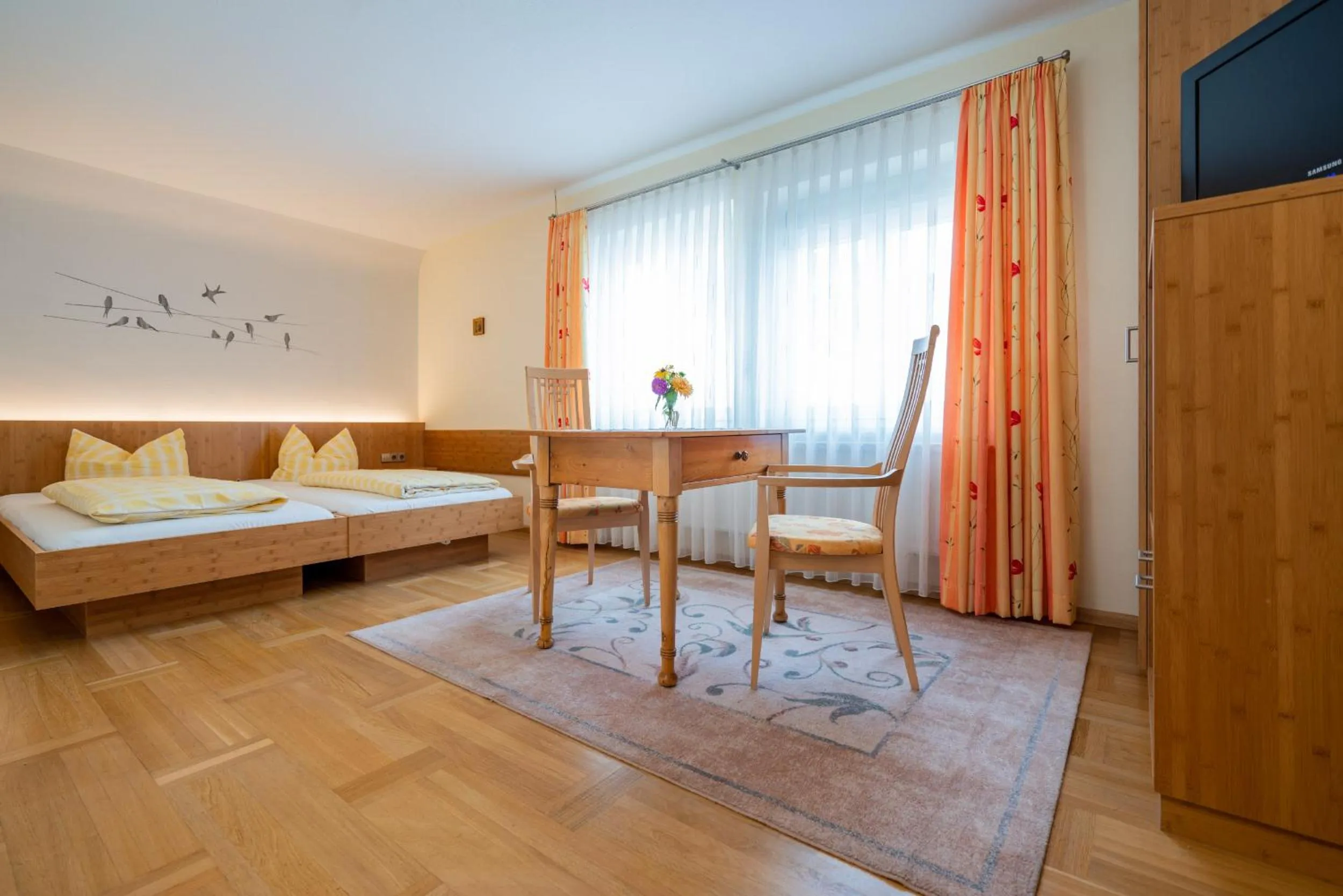 Photo of the whole room, Bed in Gasthaus-Pension Zum Kreuz