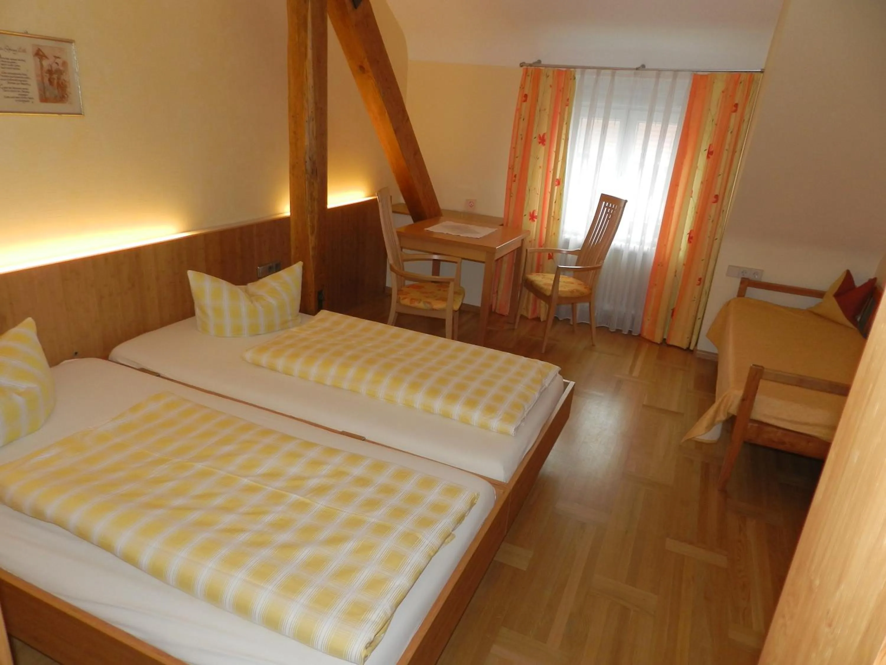 Photo of the whole room, Bed in Gasthaus-Pension Zum Kreuz