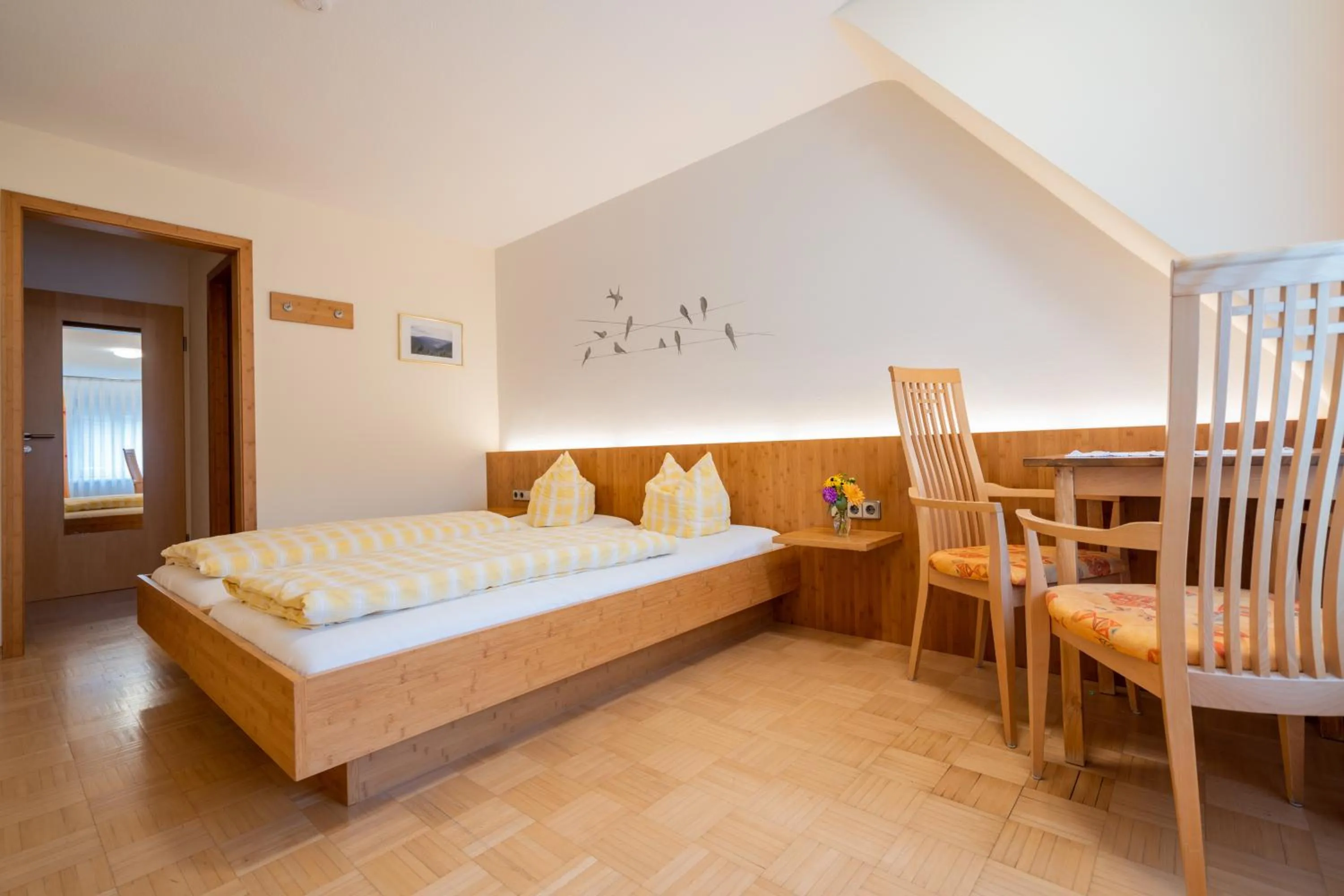 Photo of the whole room, Bed in Gasthaus-Pension Zum Kreuz