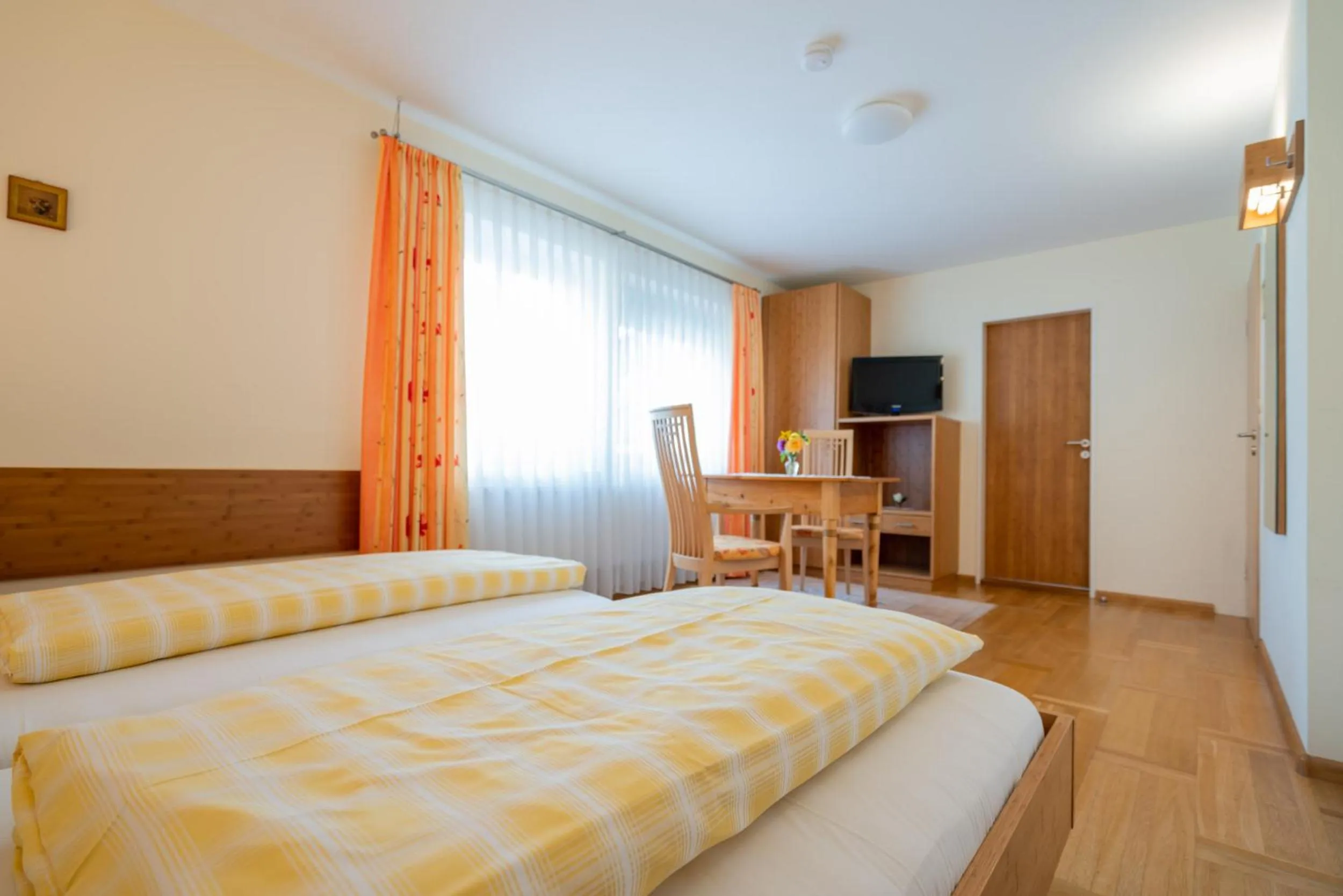 Photo of the whole room, Bed in Gasthaus-Pension Zum Kreuz