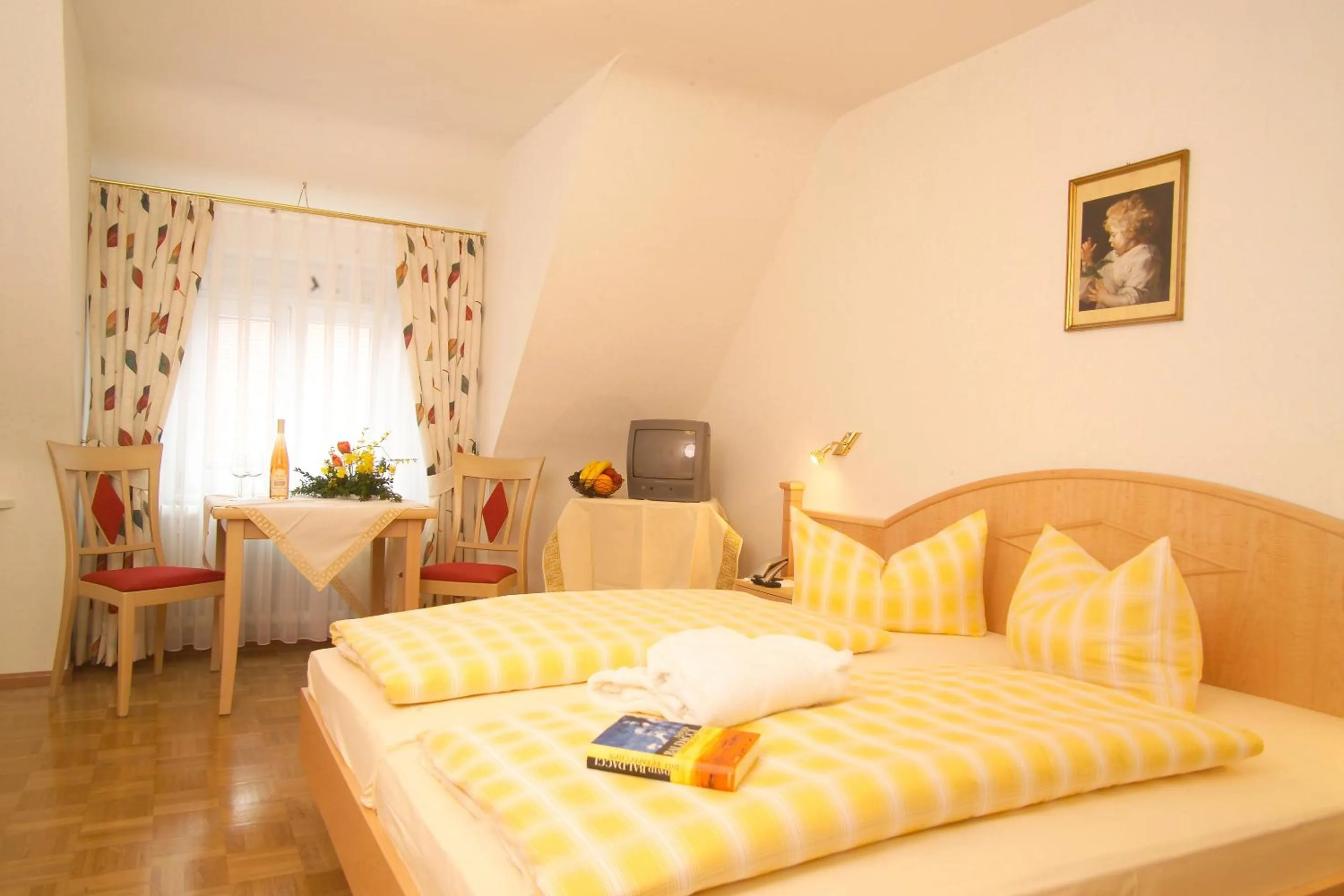 Photo of the whole room, Bed in Gasthaus-Pension Zum Kreuz