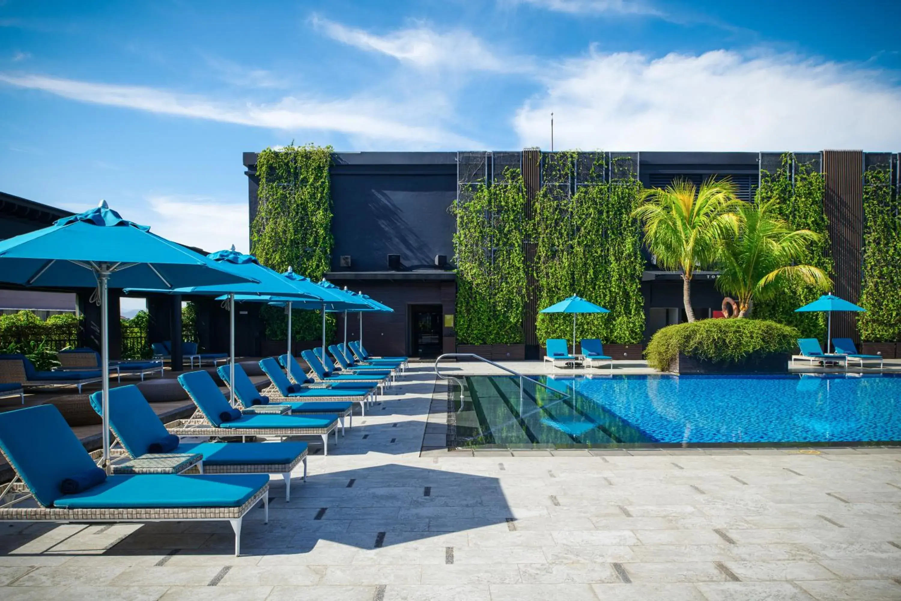 Swimming pool in Hilton Kota Kinabalu Swimming pool in Hilton Kota Kinabalu