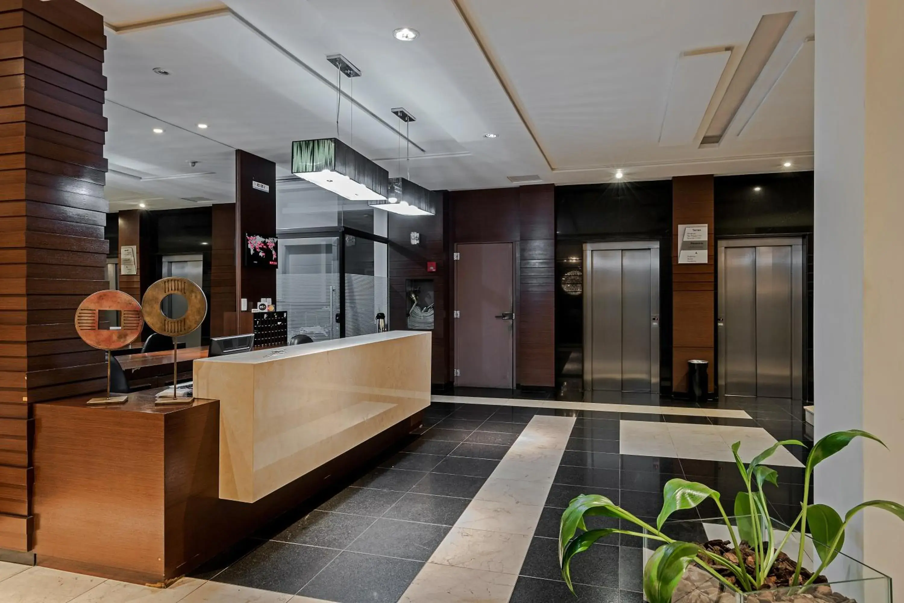Lobby or reception in Astron Ponta Grossa Plaza by Nobile Lobby or reception in Astron Ponta Grossa Plaza by Nobile