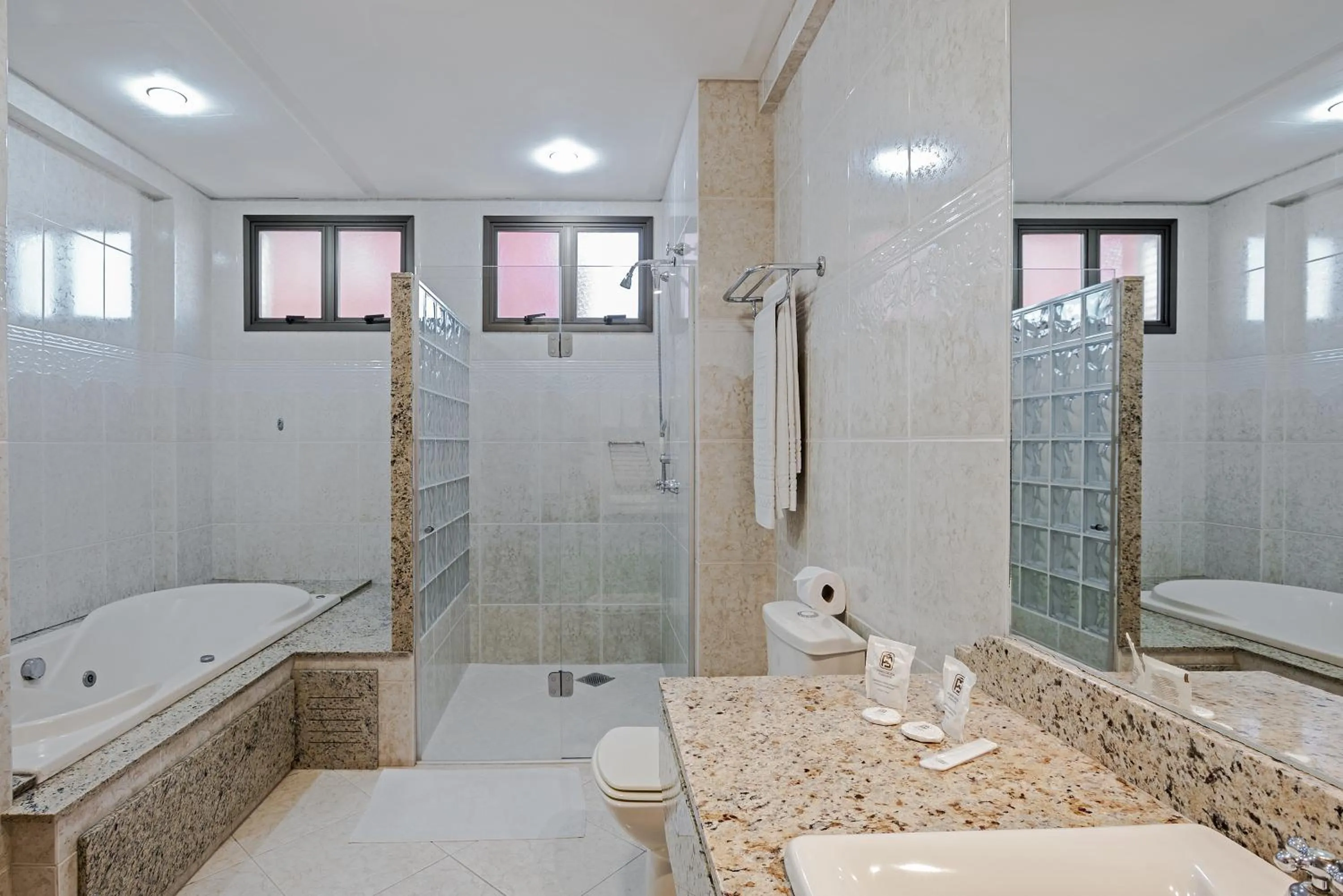 Hot Tub in Astron Ponta Grossa Plaza by Nobile