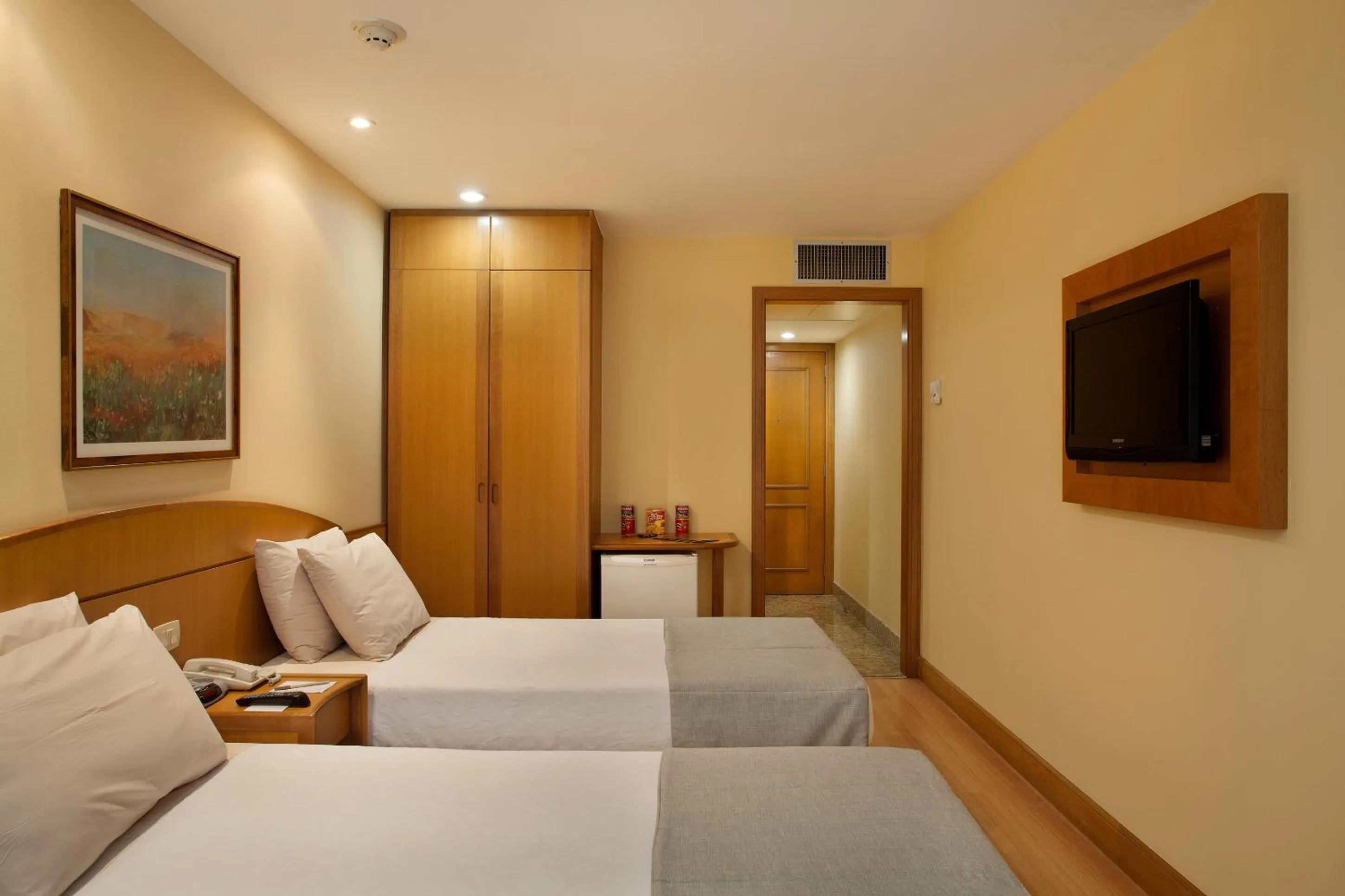 Photo of the whole room, Bed in Windsor Martinique Copacabana