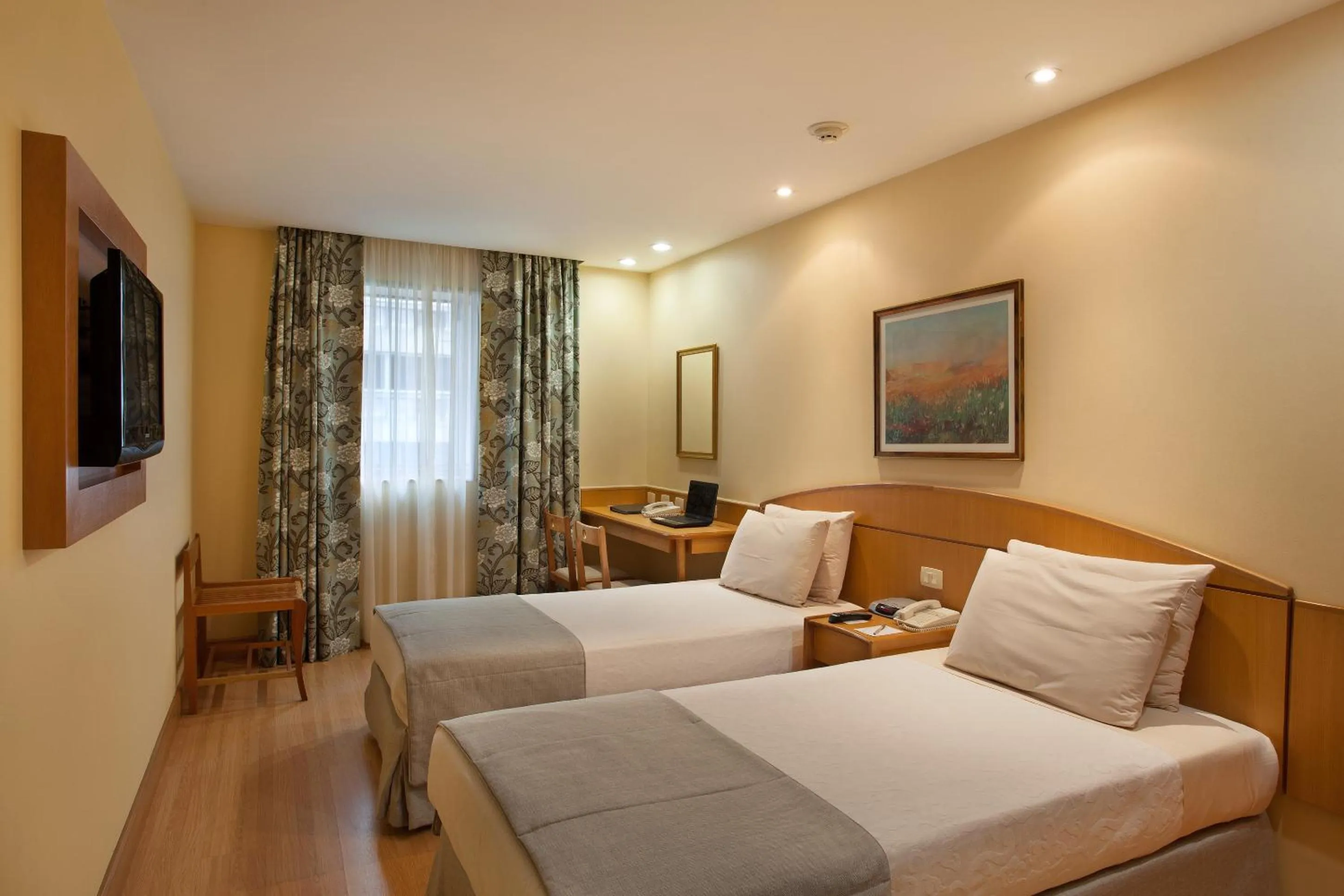 Photo of the whole room, Bed in Windsor Martinique Copacabana