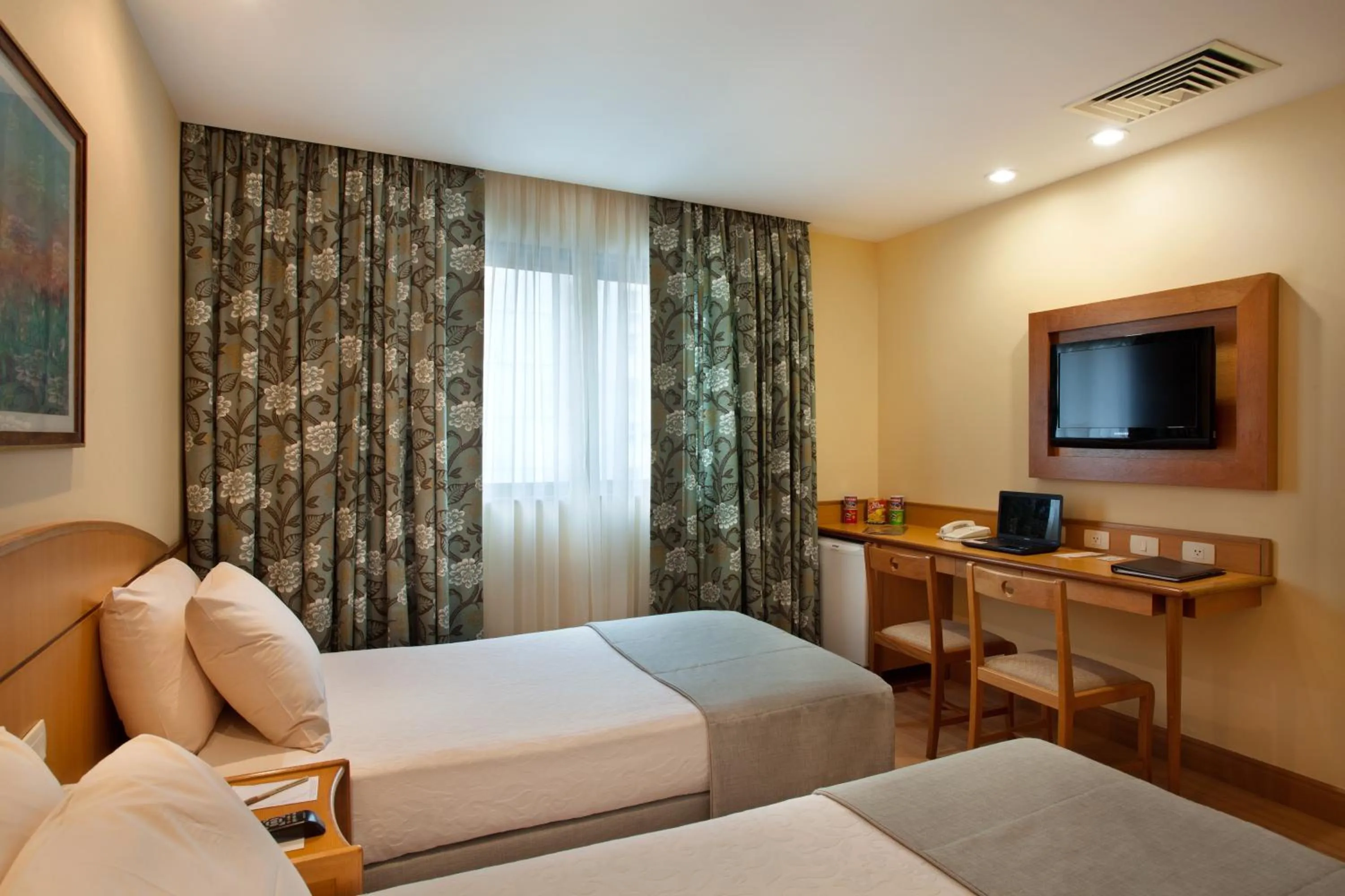 Photo of the whole room, Bed in Windsor Martinique Copacabana