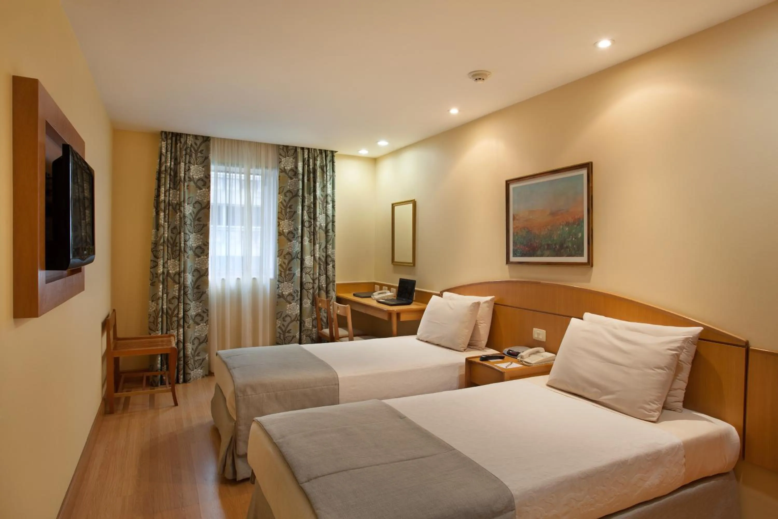 Photo of the whole room, Bed in Windsor Martinique Copacabana