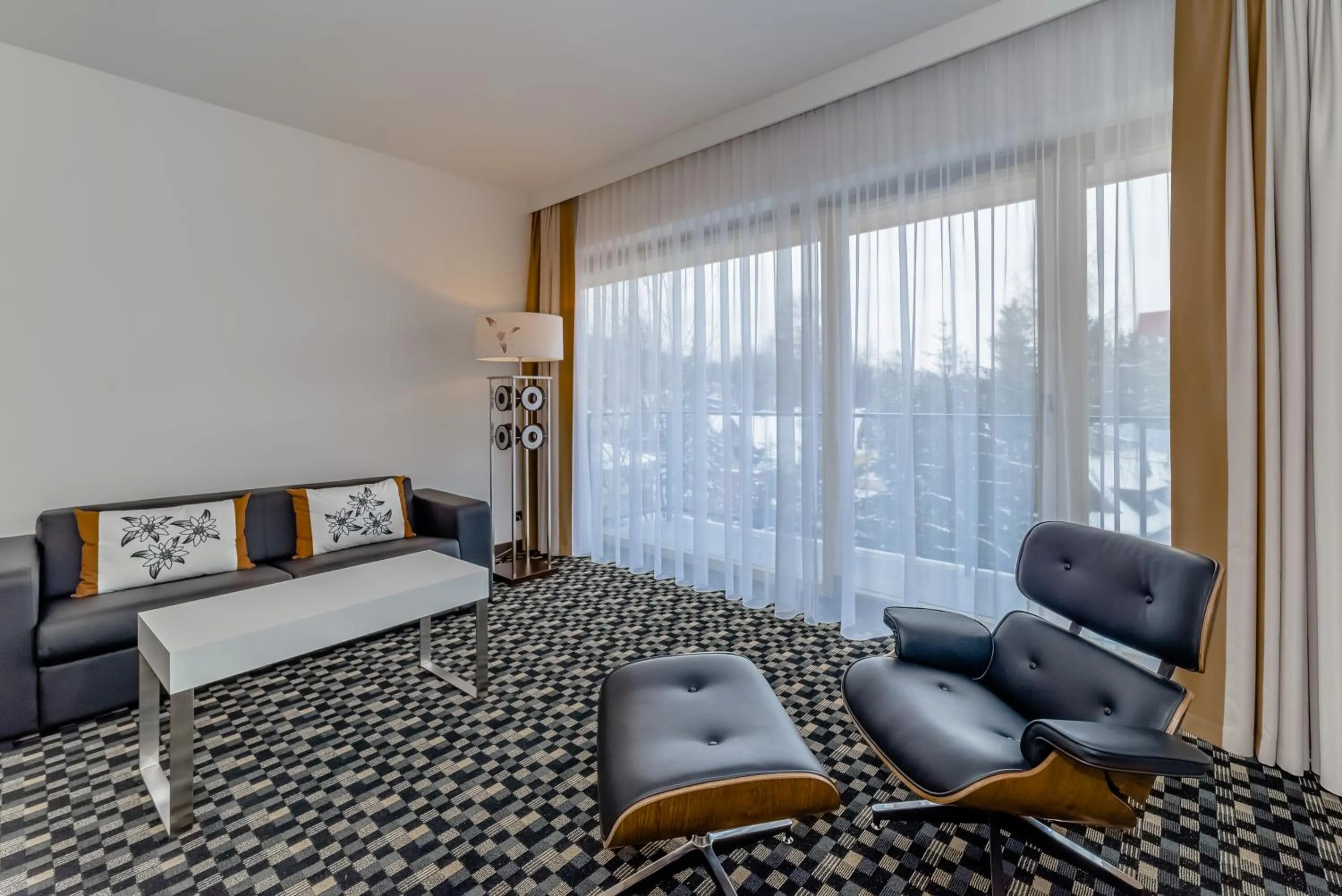 Seating area, Bed in Rezydencja II Nosalowy Dwór