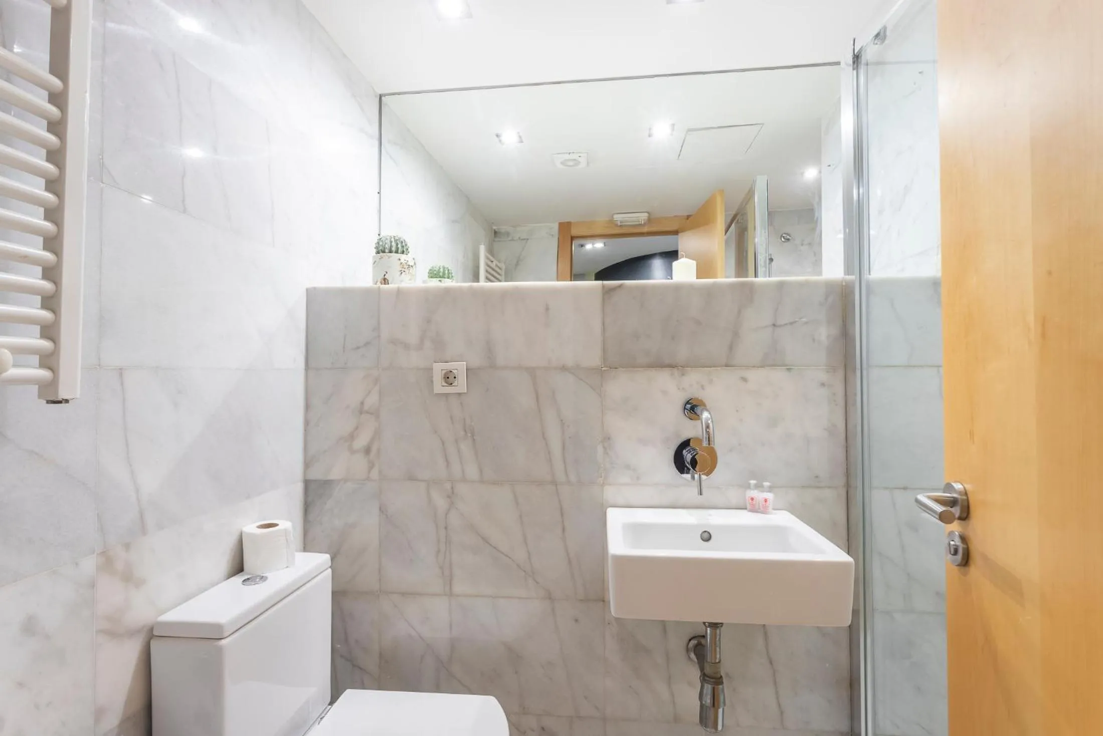 Bathroom in Apartment Barcelona Rentals - Gracia Pool Apartments Center