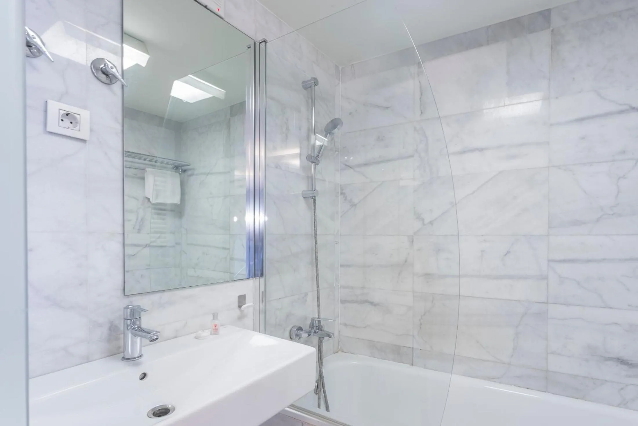 Bathroom in Apartment Barcelona Rentals - Gracia Pool Apartments Center