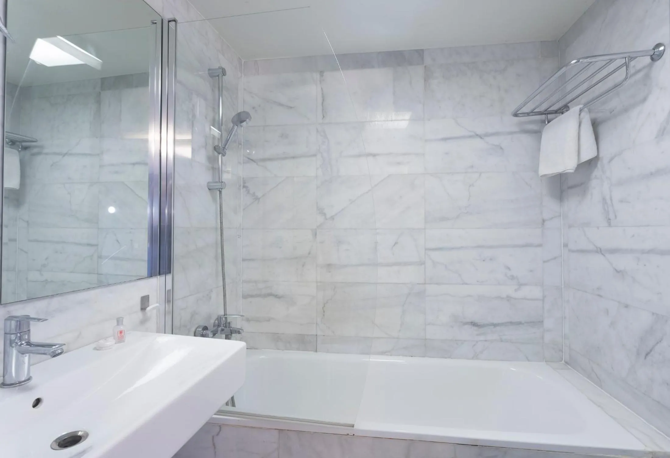 Bathroom in Apartment Barcelona Rentals - Gracia Pool Apartments Center