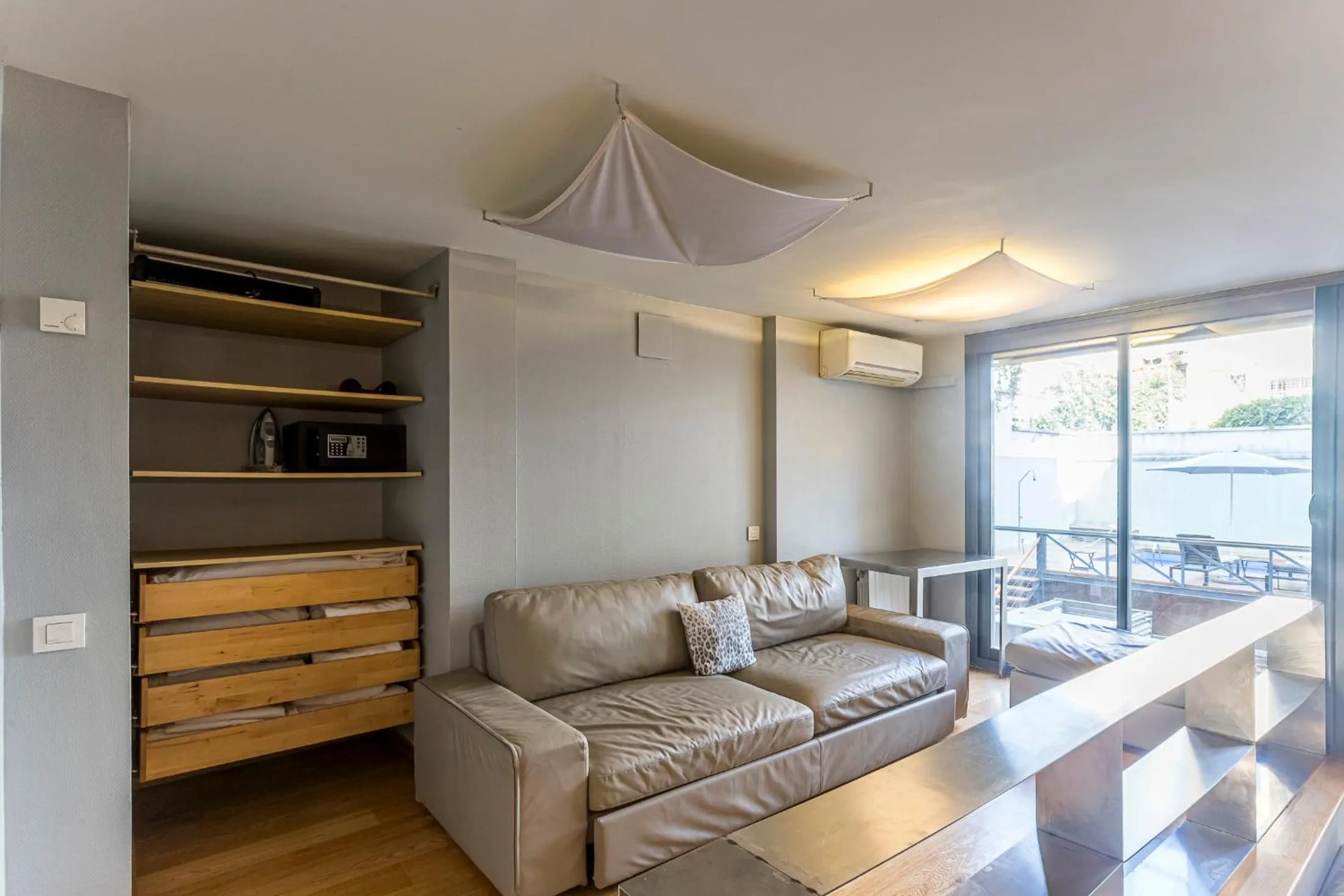 Bedroom in Apartment Barcelona Rentals - Gracia Pool Apartments Center