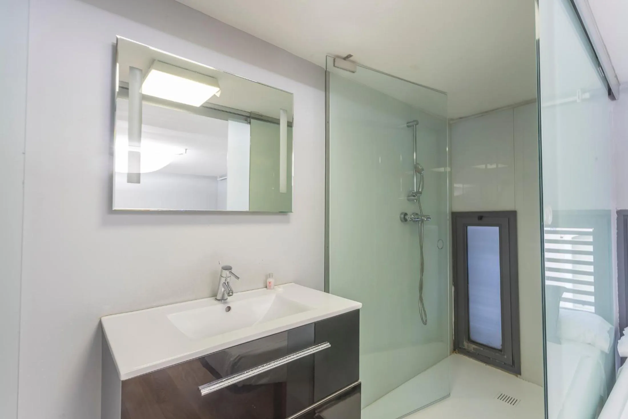 Bathroom in Apartment Barcelona Rentals - Gracia Pool Apartments Center
