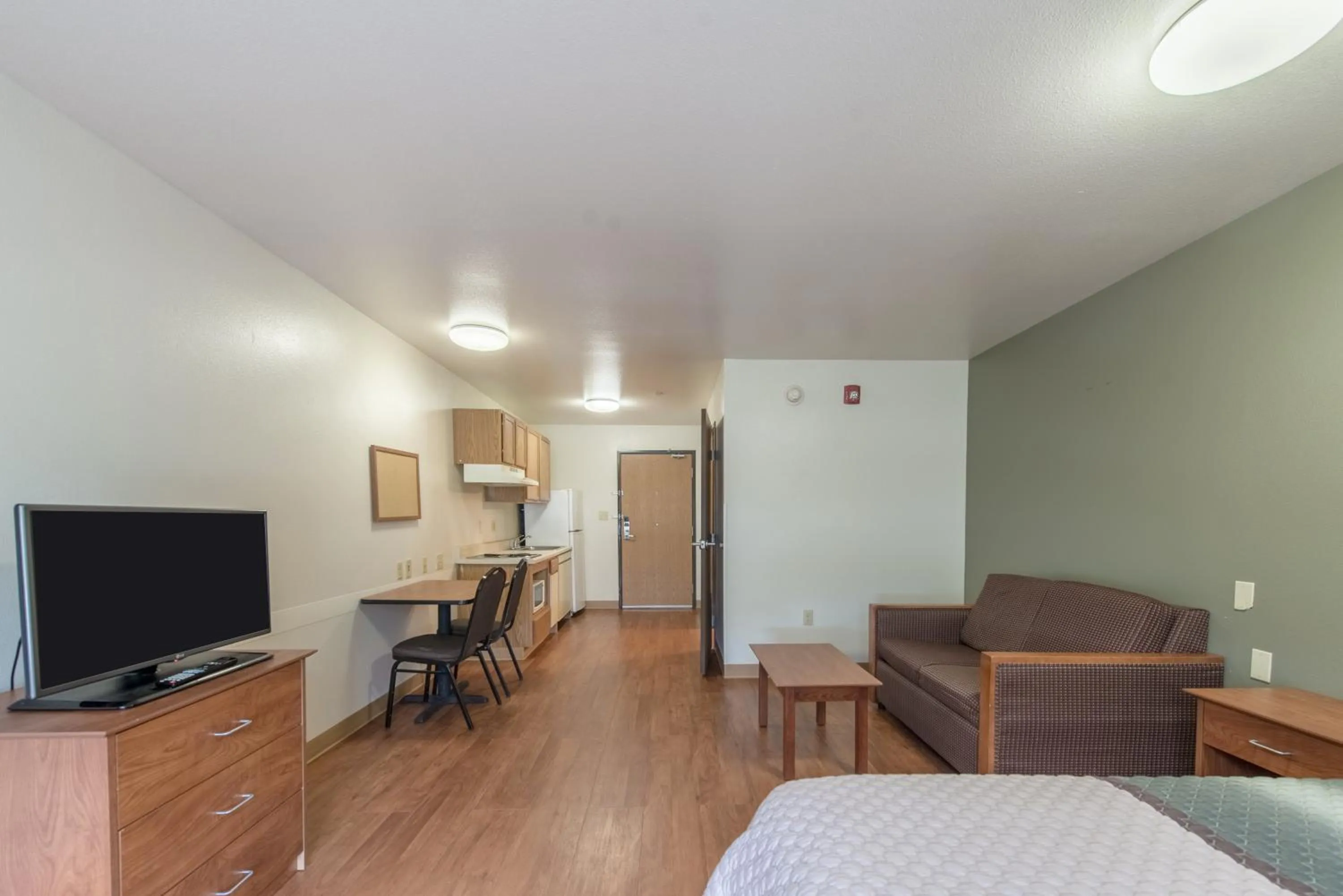 Photo of the whole room in HomeTowne Studios by Red Roof Columbus