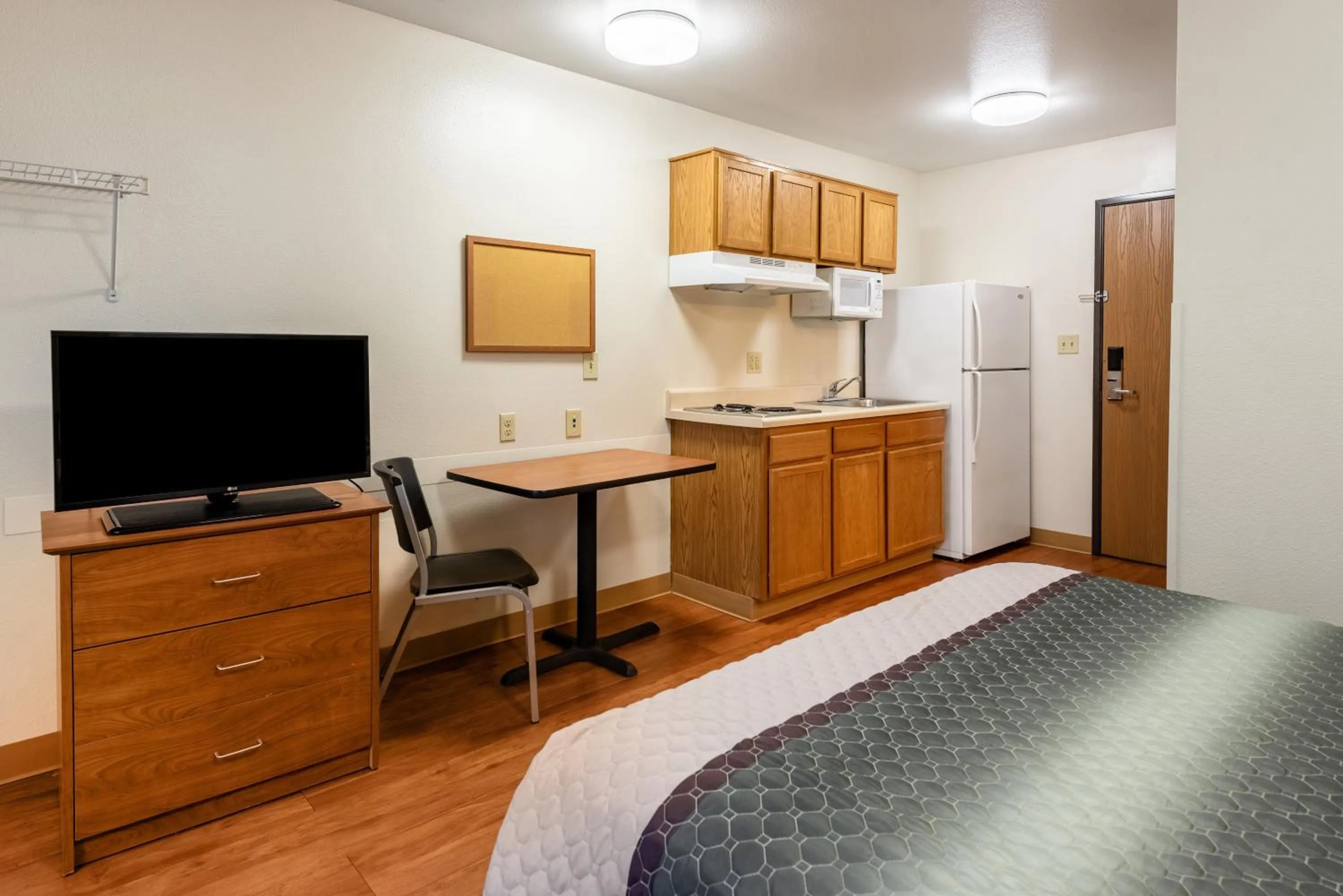 Photo of the whole room, Bed in HomeTowne Studios by Red Roof Columbus