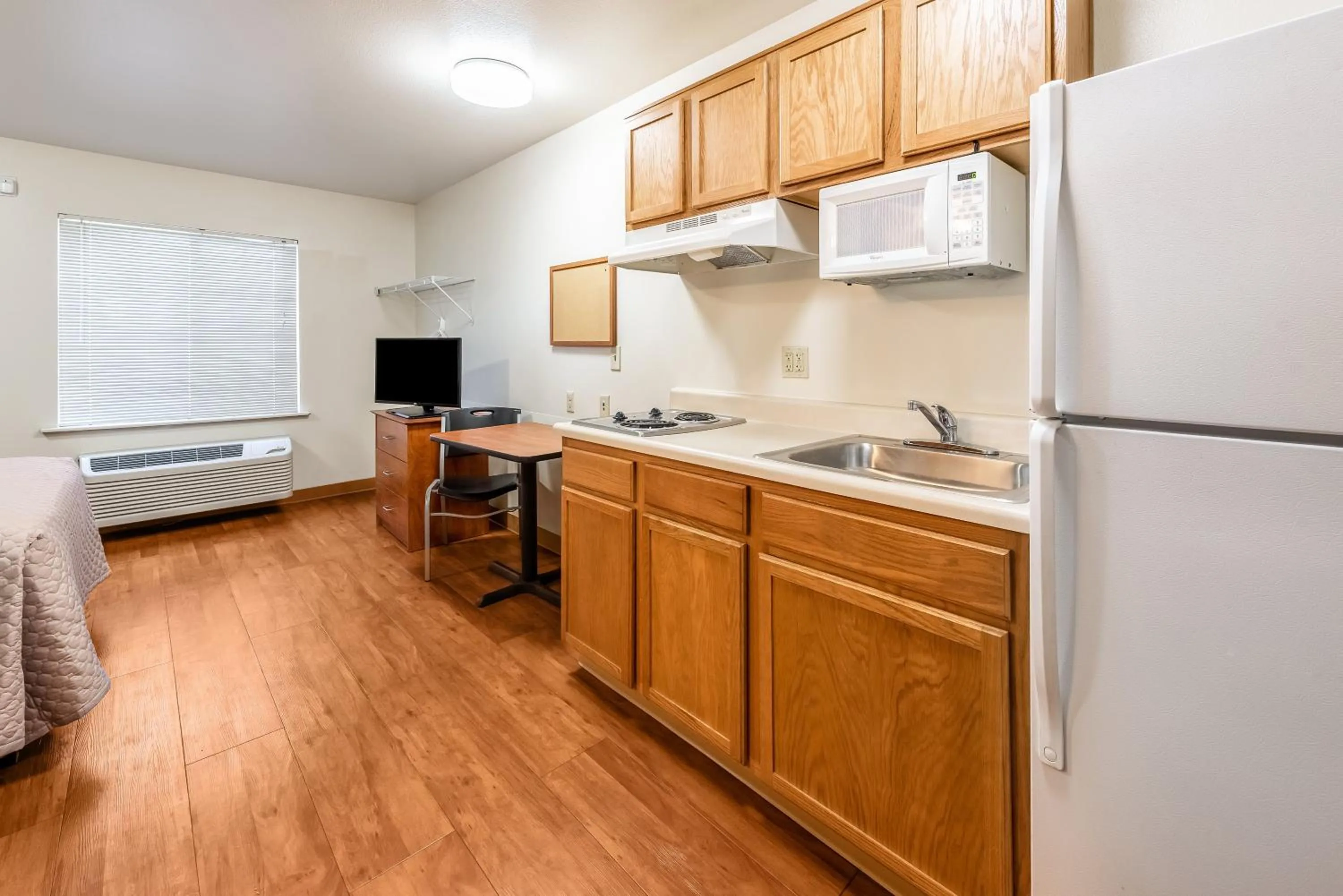 Photo of the whole room in HomeTowne Studios by Red Roof Columbus