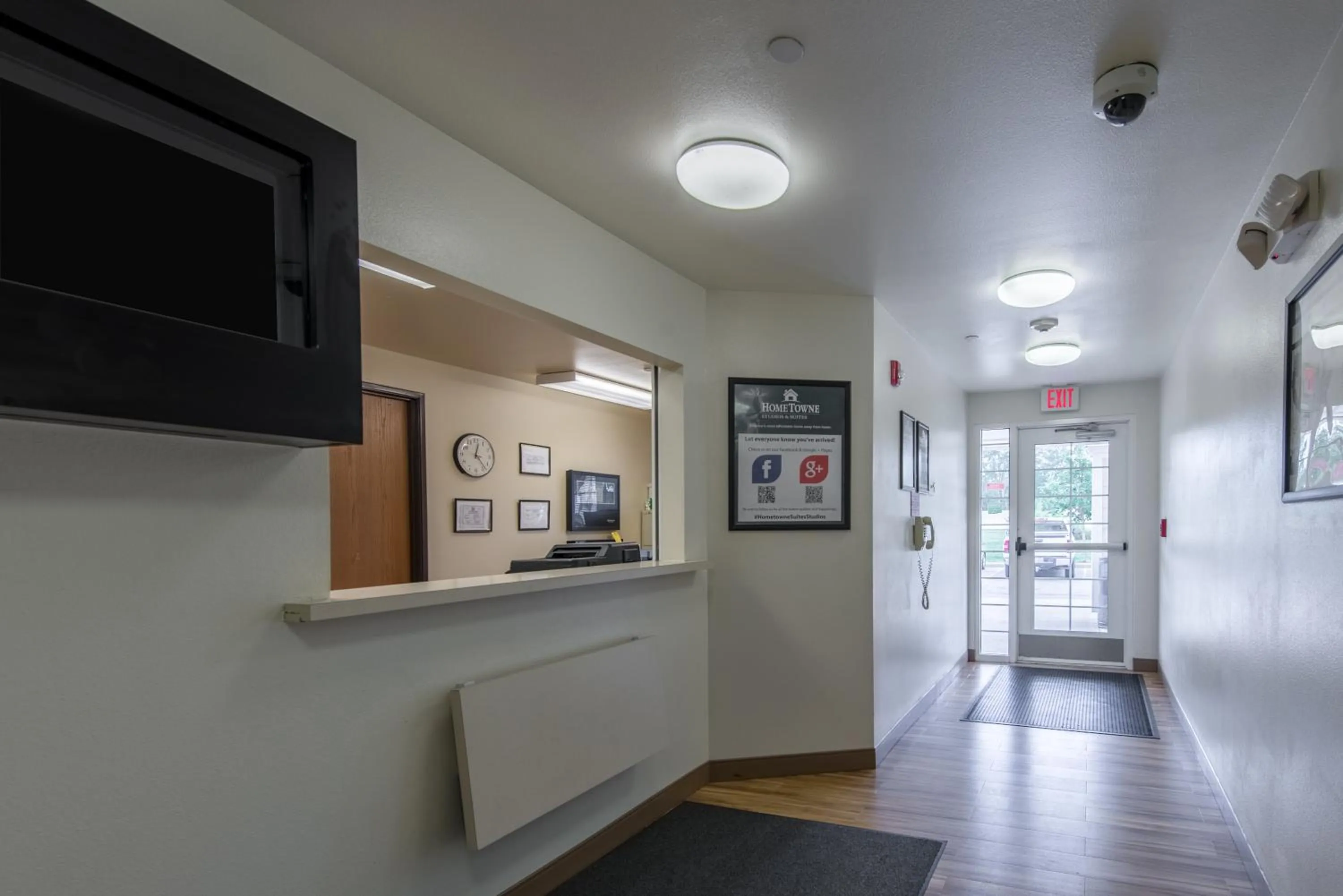 Lobby or reception in HomeTowne Studios by Red Roof Columbus